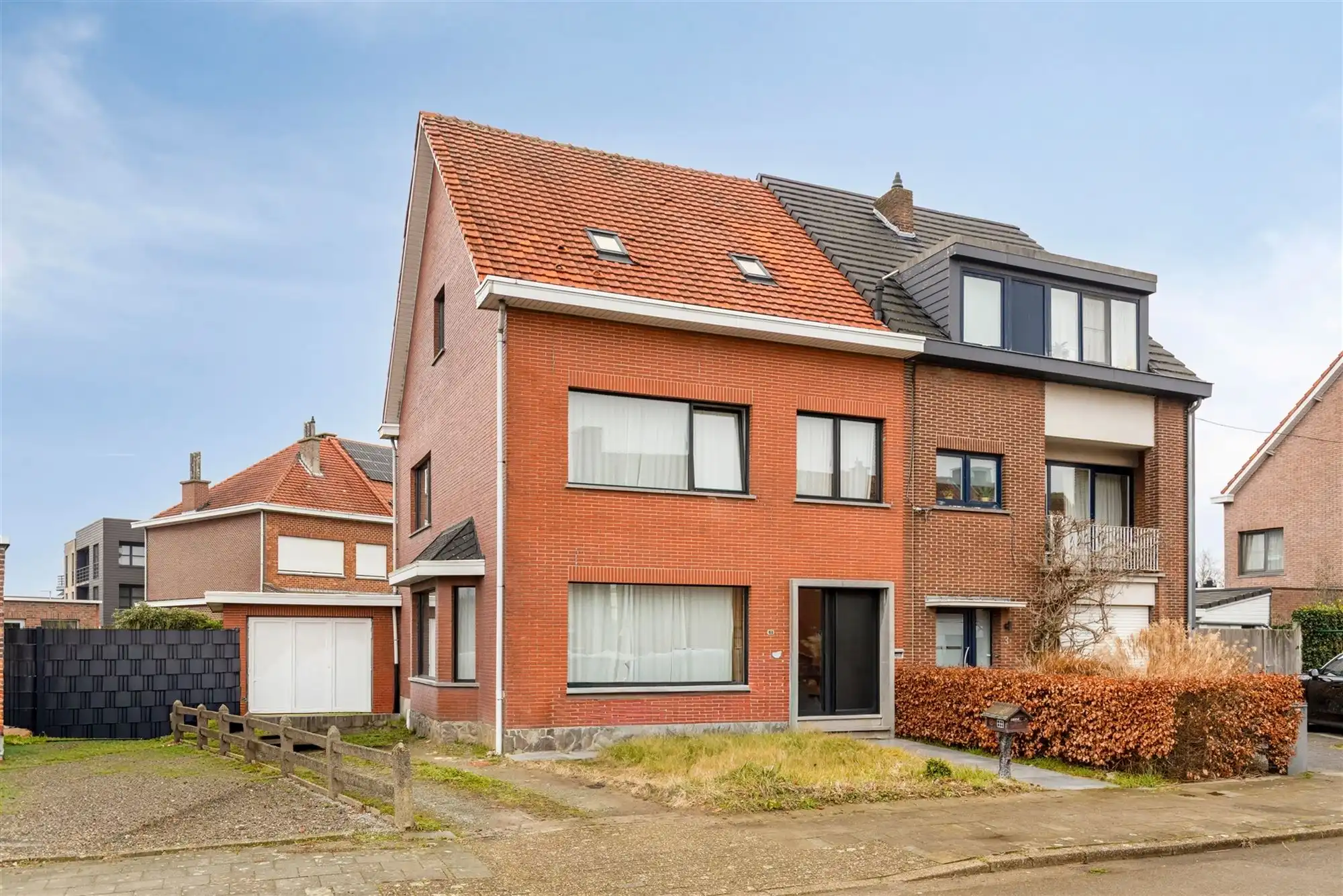 Karaktervolle halfopen bebouwing in rustige woonwijk foto 34