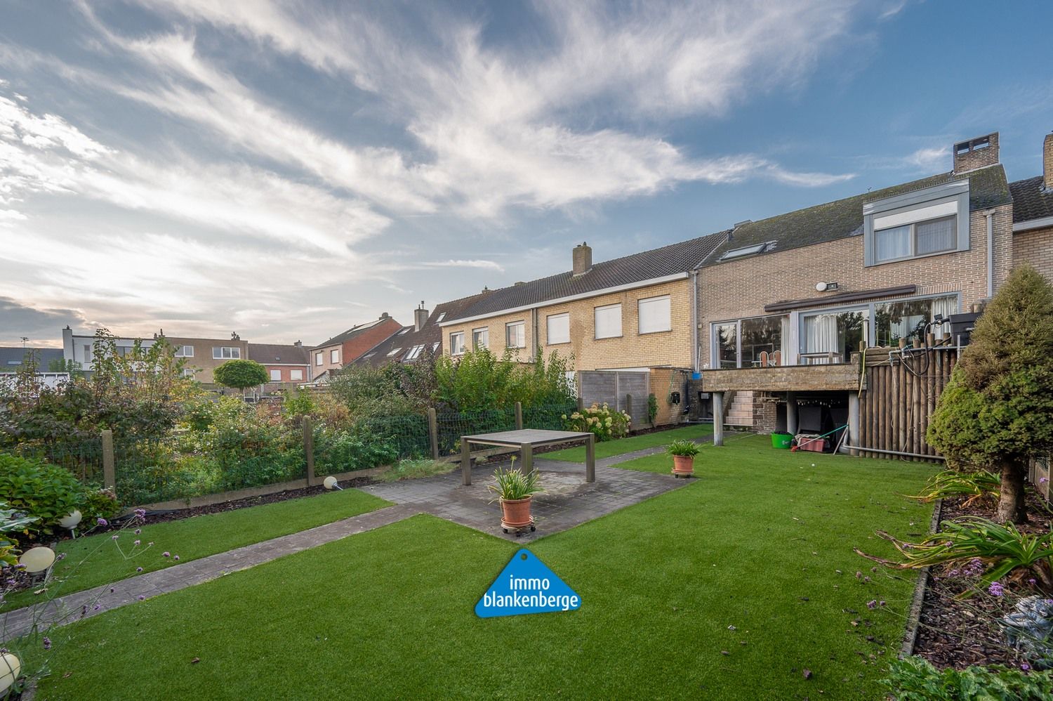 Ruime en veelzijdige rijwoning met grote tuin foto 10