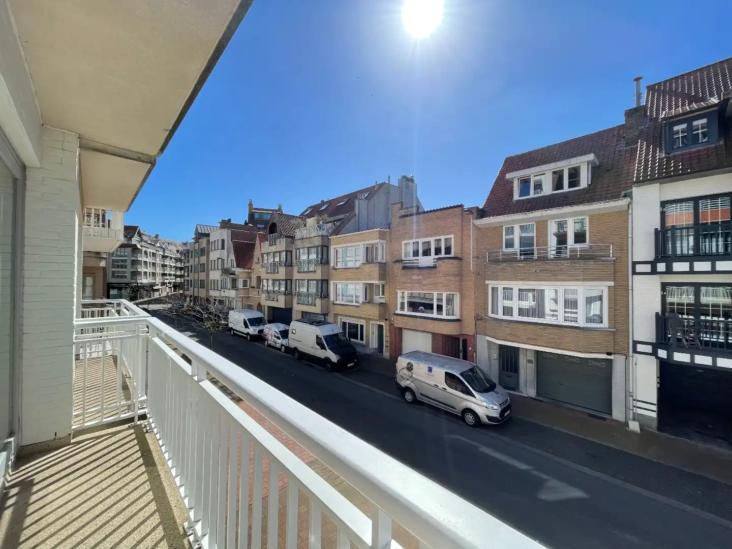 Aangenaam appartement met groot zonneterras gelegen in een rustige zijstraat van de Dumortierlaan. Parking mogelijk. foto 23