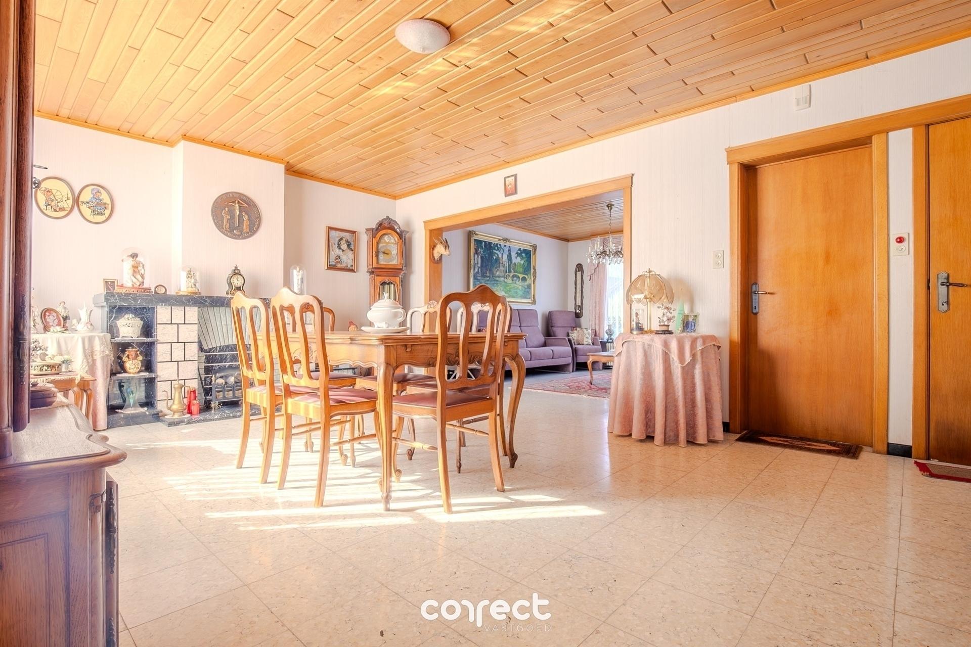 Goed onderhouden halfopen bebouwing met 4 slaapkamers, dubbele garage en tuin, vlakbij het centrum. foto 2