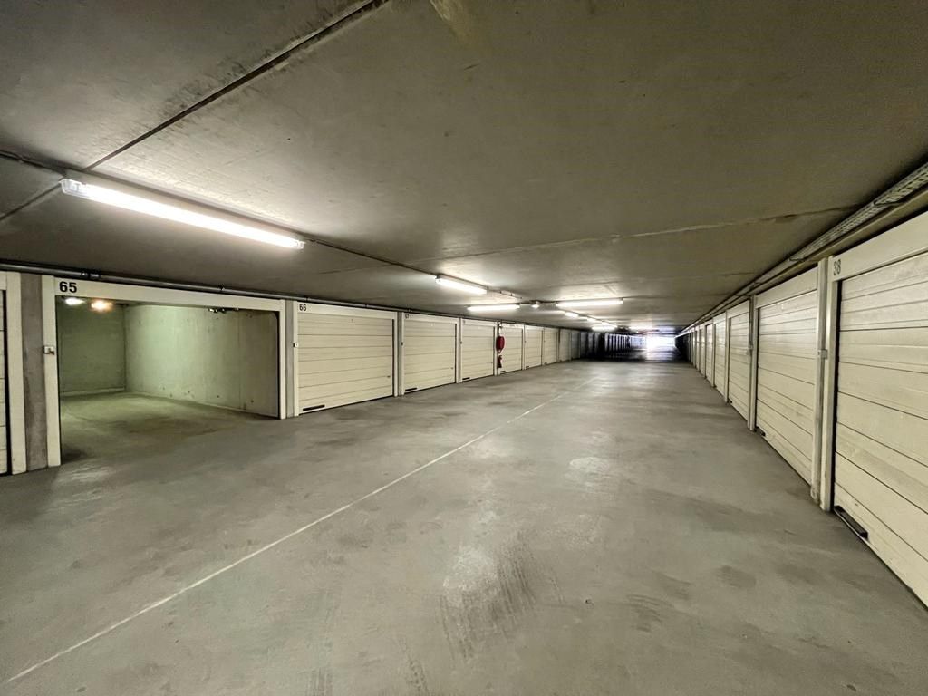 Ruime garagebox vlakbij Zeedijk foto 3