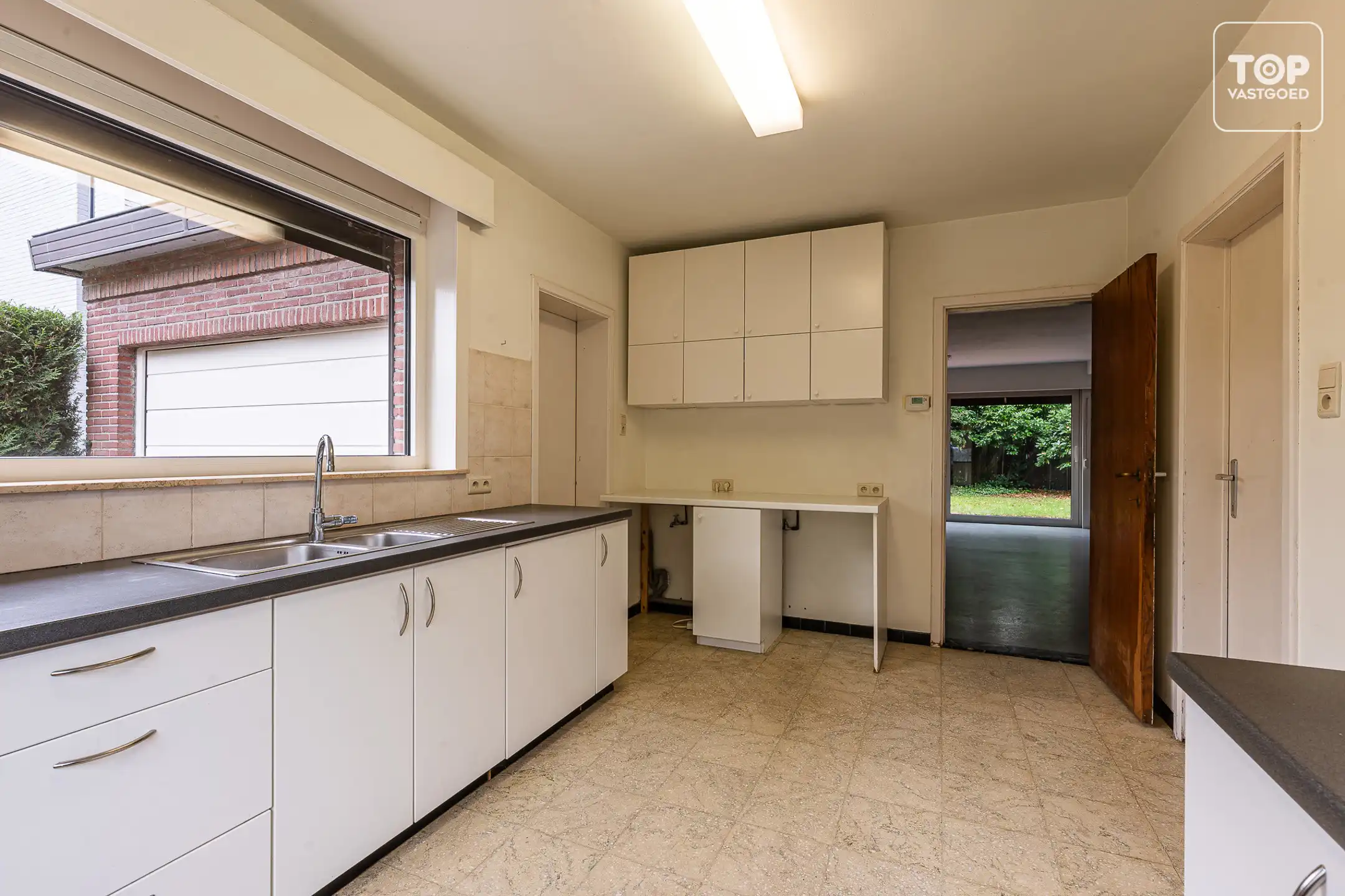 Ruime te renoveren woning met 4 slaapkamers op toplocatie foto 5