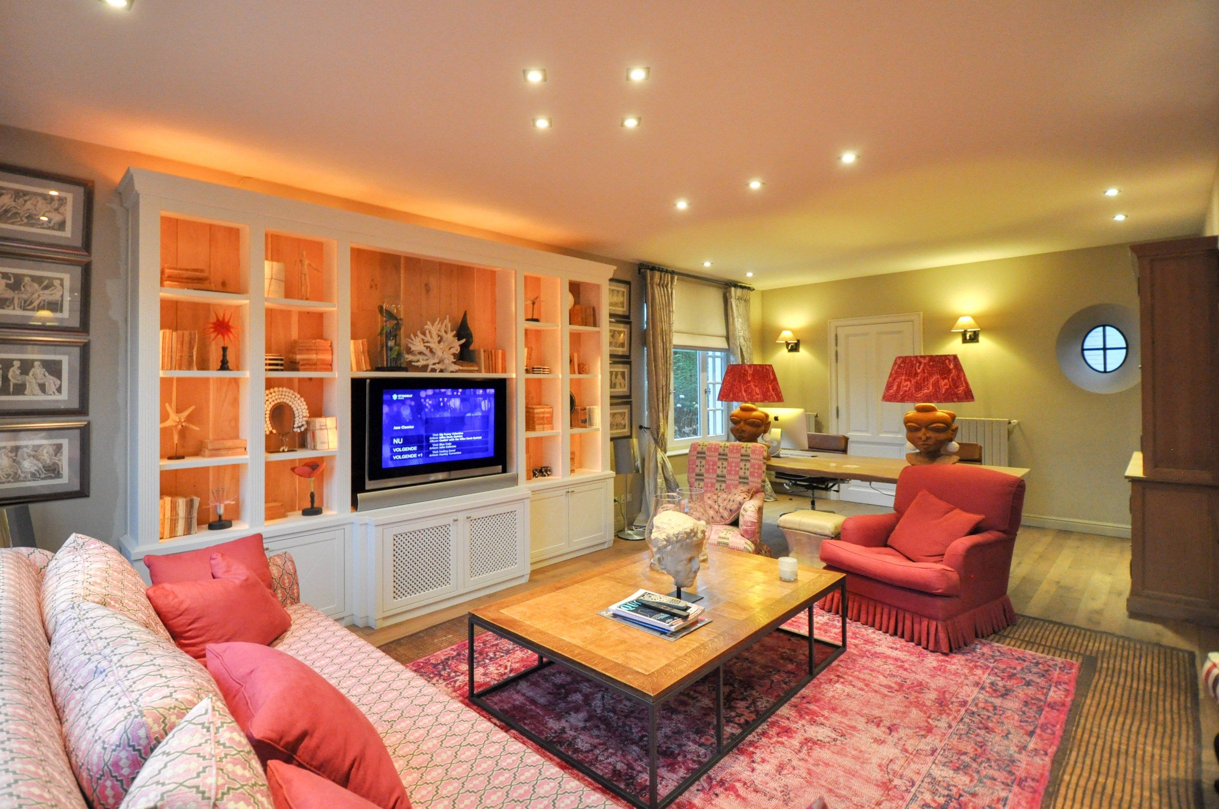 Charmante villa gelegen in een rustige residentiele wijk. foto 10