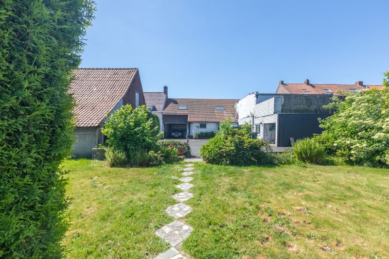 Rustig gelegen, ruime te moderniseren woning met tuin, garage en  bijgebouw van +/- 60m²  ....(kijkt uit op de velden). foto 2