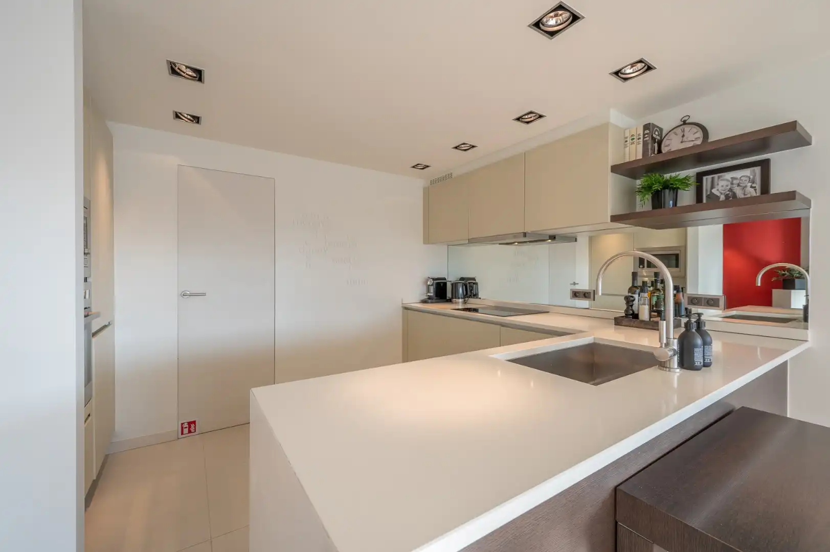 Perfect gelegen drie slaapkamer appartement met zonneterras foto 6