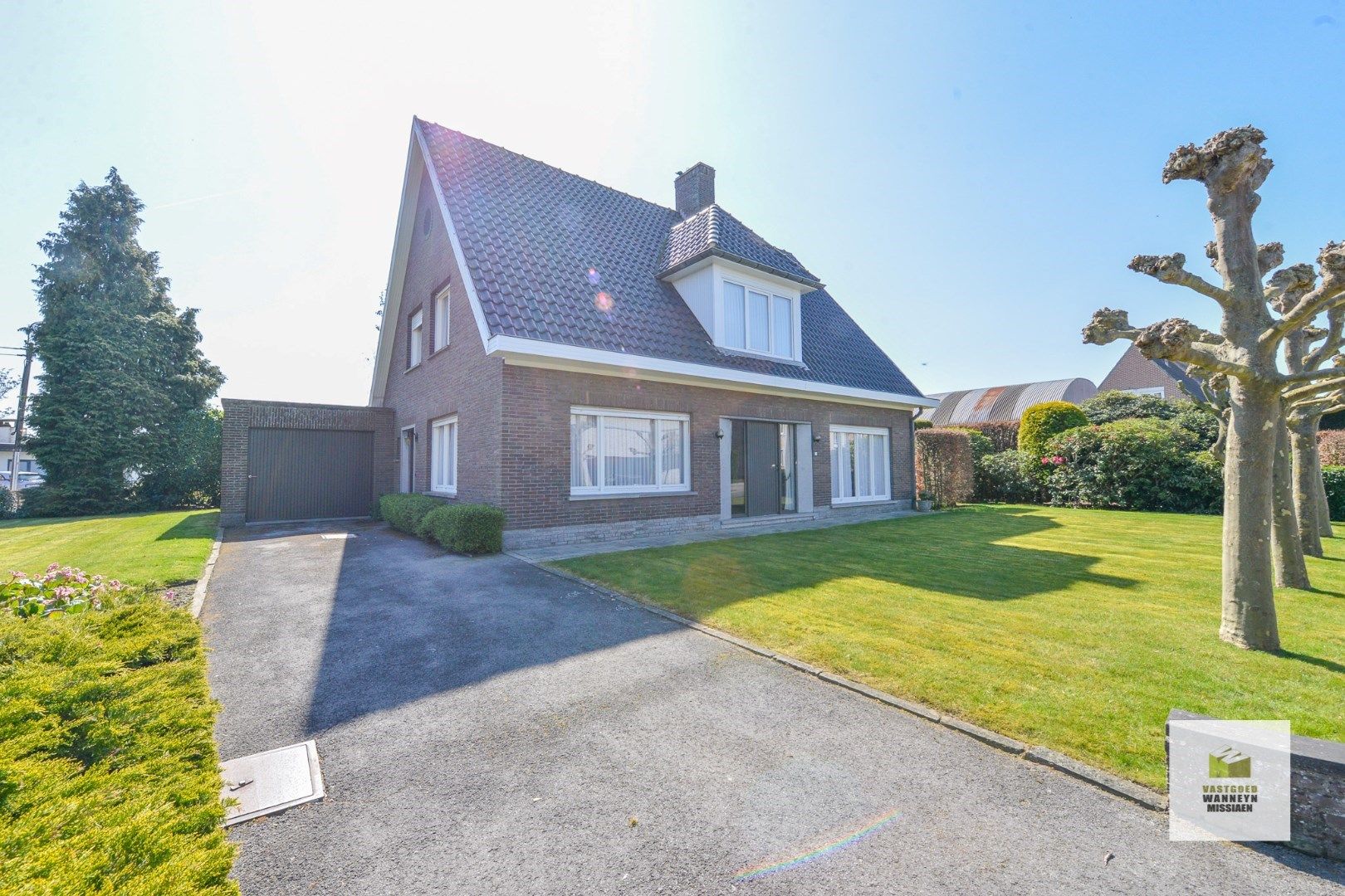 Ruime te renoveren villa met 4 slaapkamers en loods op 1696m2 te centrum Wingene foto 3