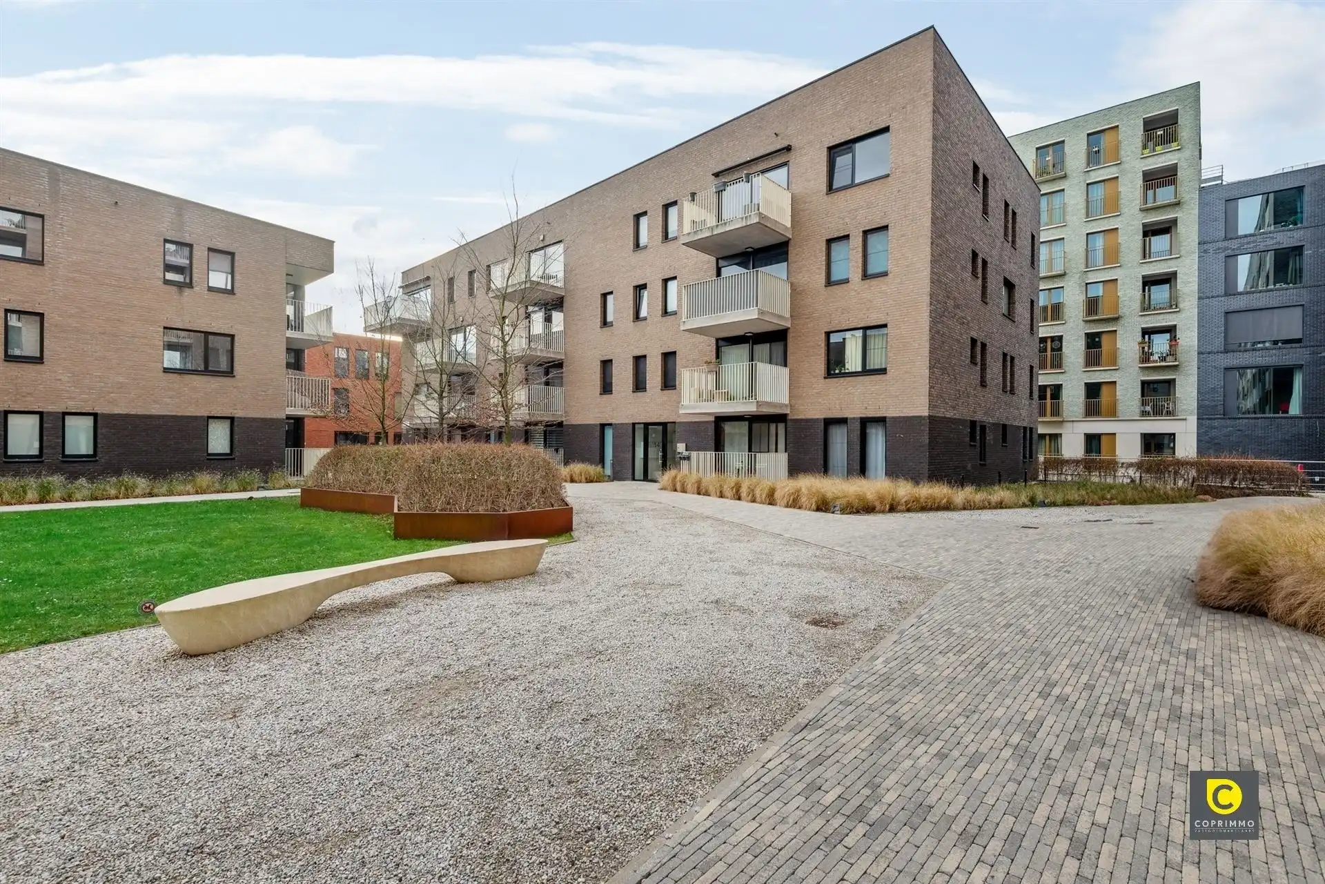 Gelijkvloers app.: 1 slk en T foto {{pictureIndex}}