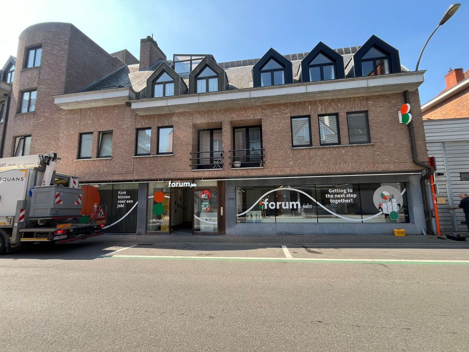 📢 Te huur: modern handelspand/kantoorruimte (175 m²) in hartje Waregem foto {{pictureIndex}}