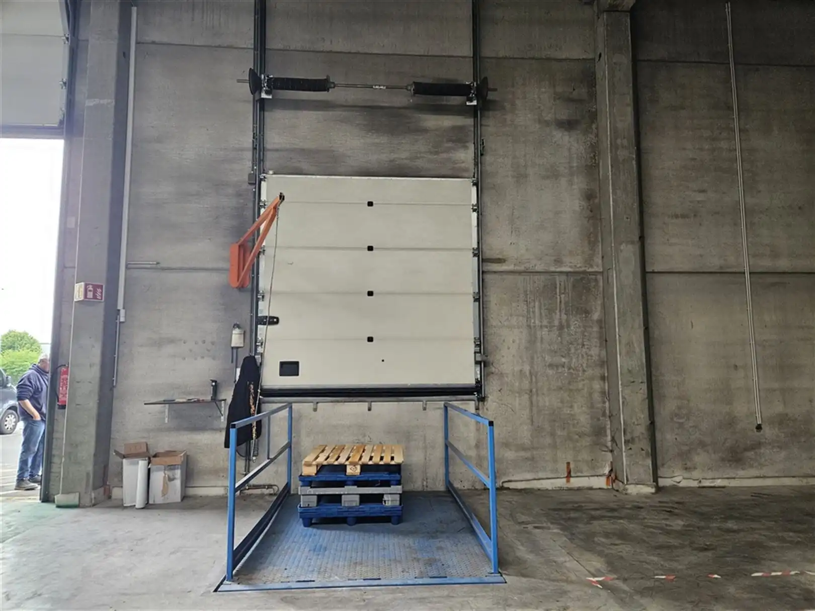 Magazijn met kantoor en verhard terrein te Desteldonk foto 6