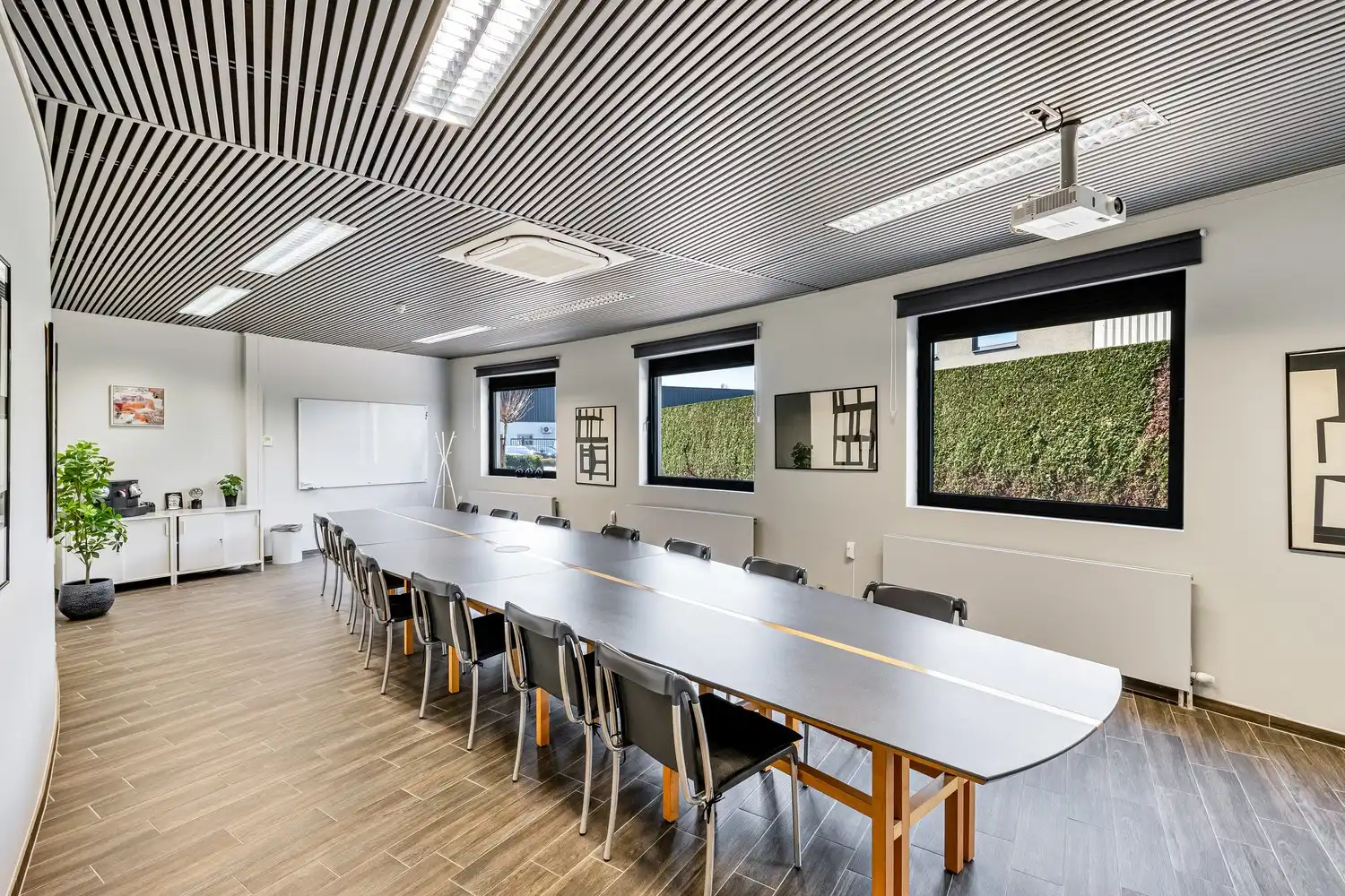 Ruim en strategisch gelegen kantoorgebouw in Zwijnaarde (Gent) foto 9