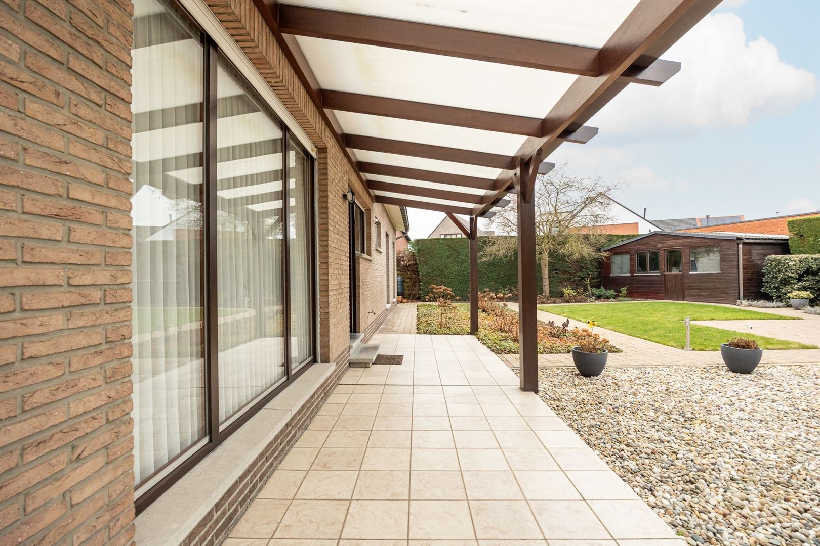 Verzorgde laagbouwwoning met tuin en garages! foto 15