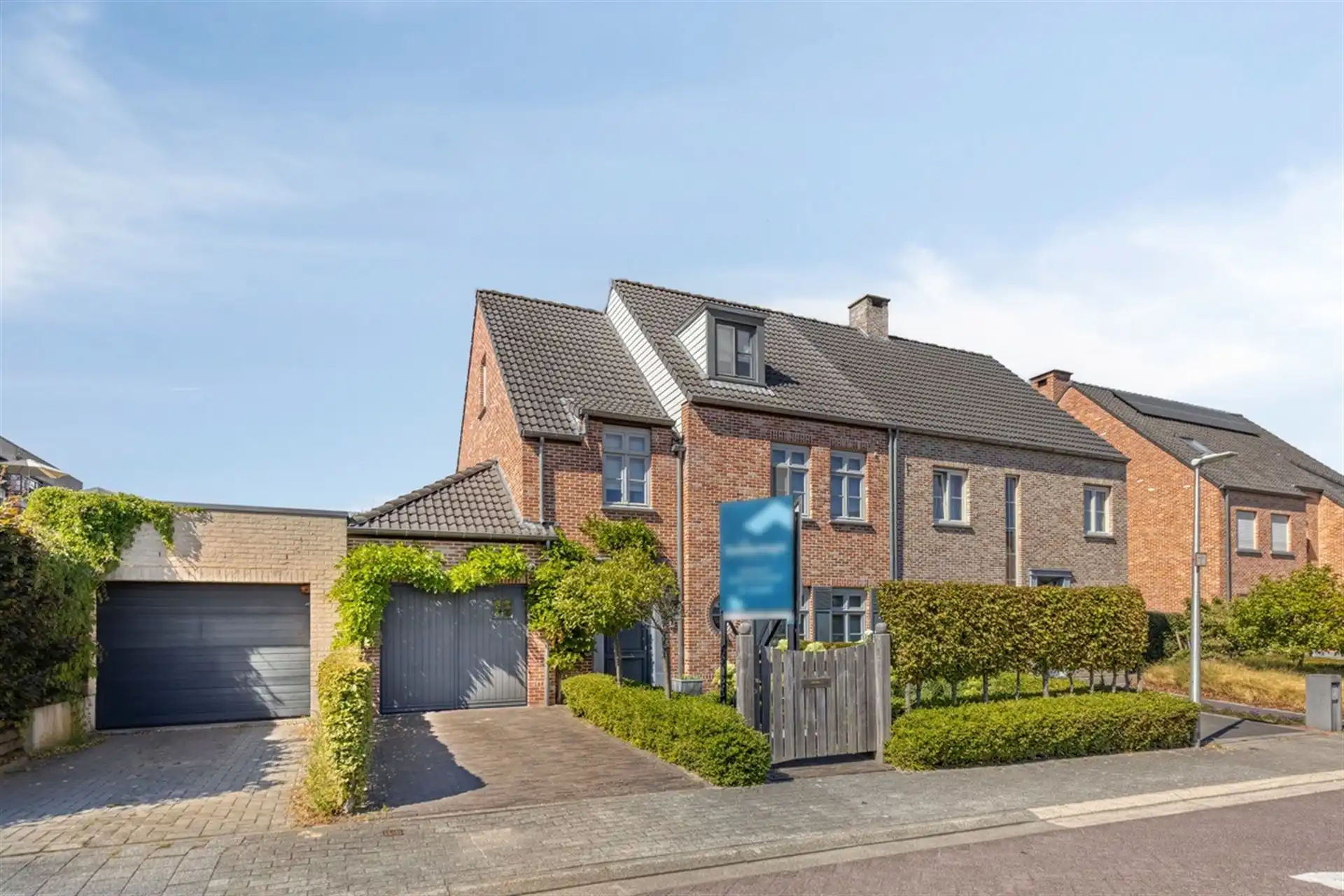 Instapklare half open woning op topligging in Boechout foto {{pictureIndex}}
