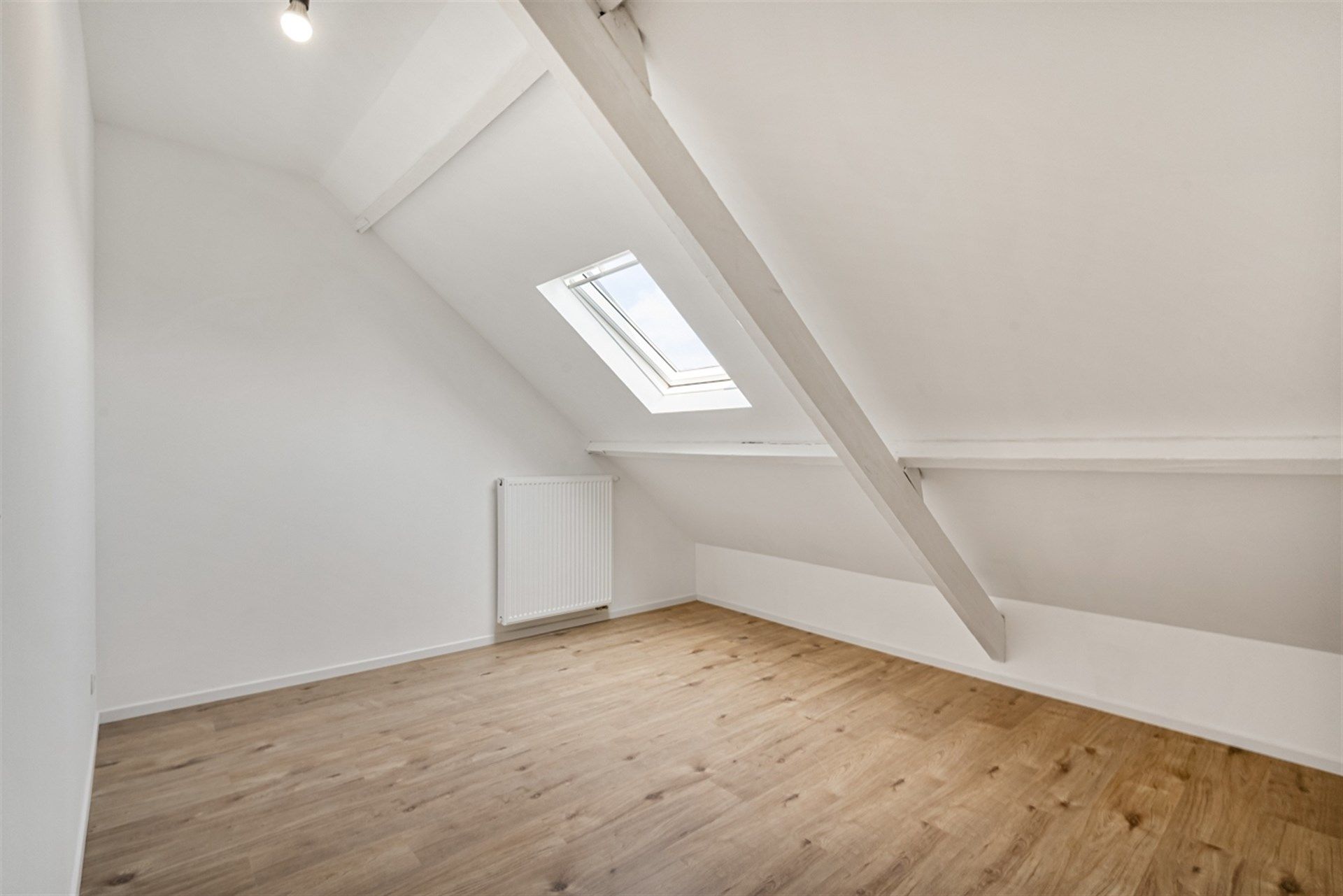 Totaal gerenoveerde woning met tuin en garage in Erembodegem foto 15