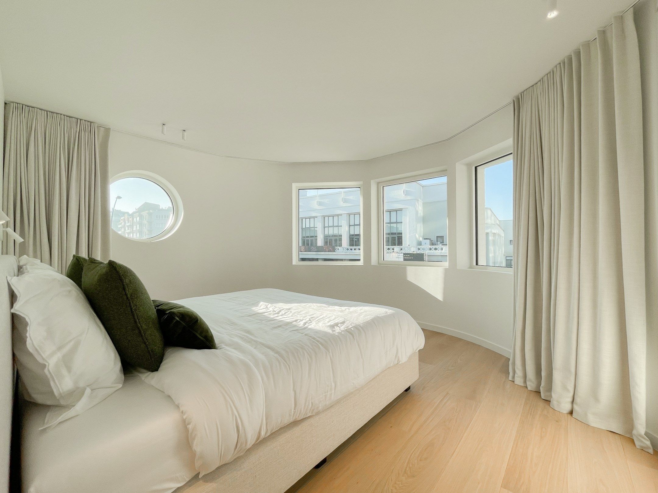 Exclusieve villa: Uitzonderlijk volledig gerenoveerde villa met frontaal zeezicht. foto 19