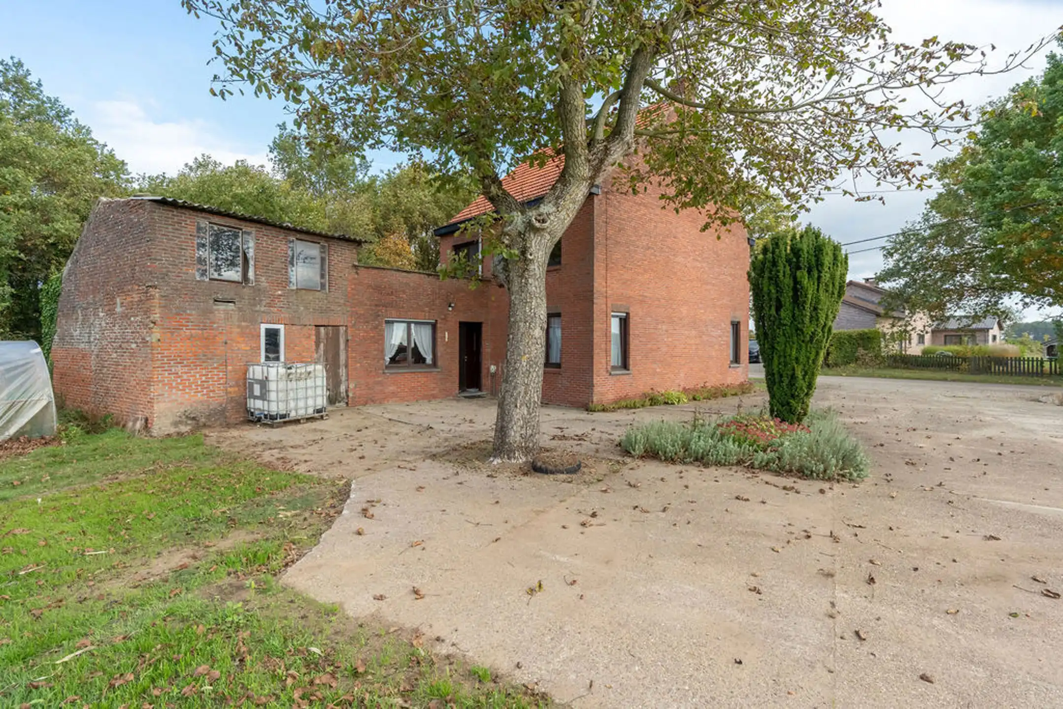 Te renoveren woning op een mooi en gunstig gelegen perceel van in totaal 6.449 m². foto 12