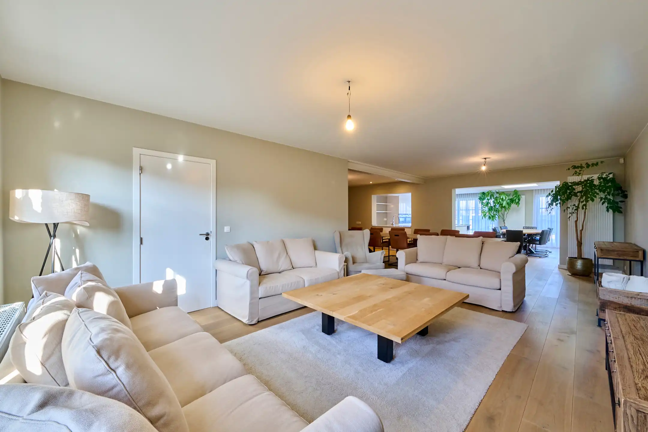 ZEER RUIME INSTAPKLARE WONING MET HOOGWAARDIGE AFWERKING foto 2