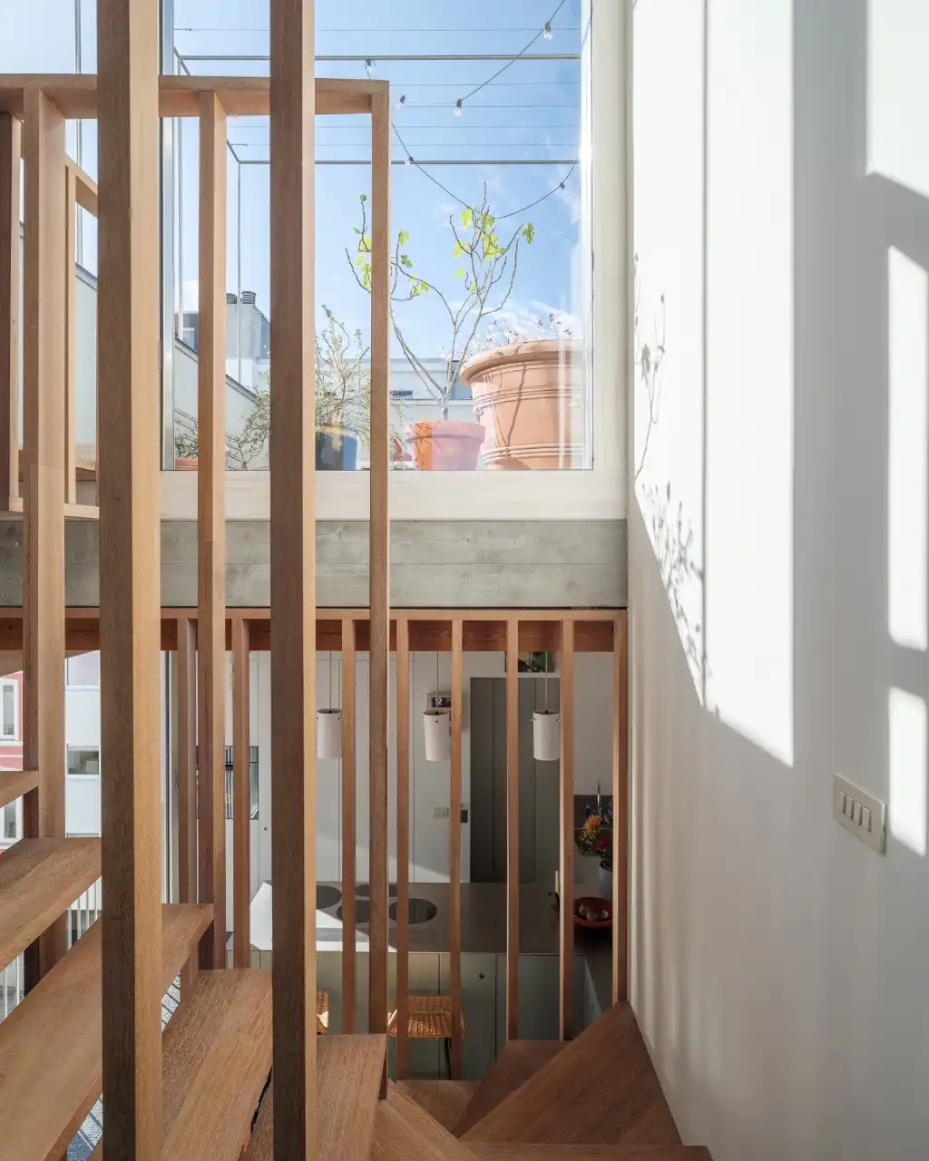 Architectuur, centrum Gent – Genereuze split-level woning met bijzondere ruimtelijkheden, dakterras, en achterliggende polyvalente praktijkruimte. foto 14