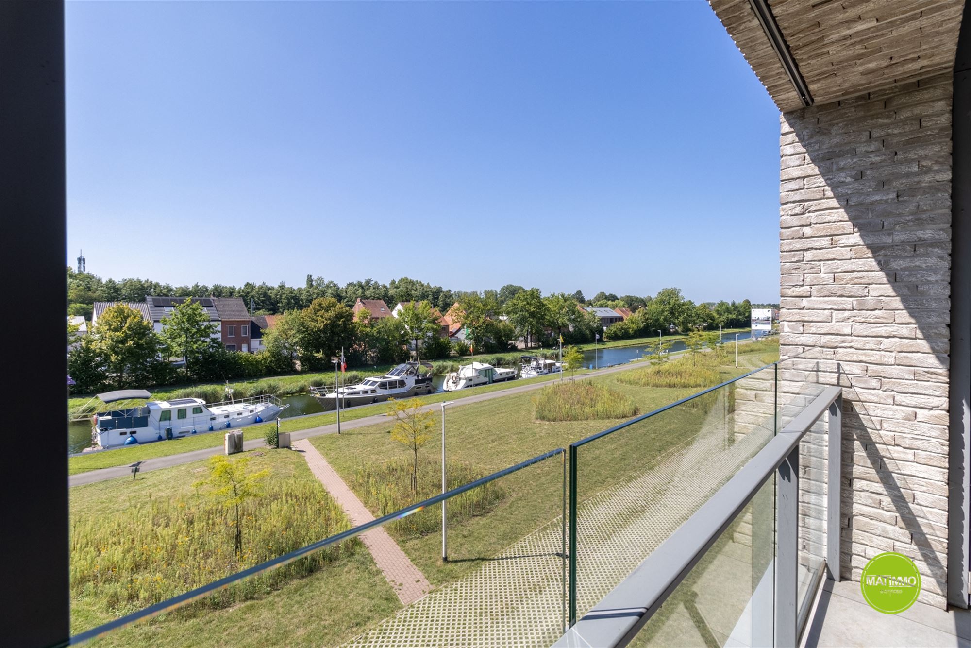 Ruim en energiezuinig appartement met zicht op het kanaal foto {{pictureIndex}}