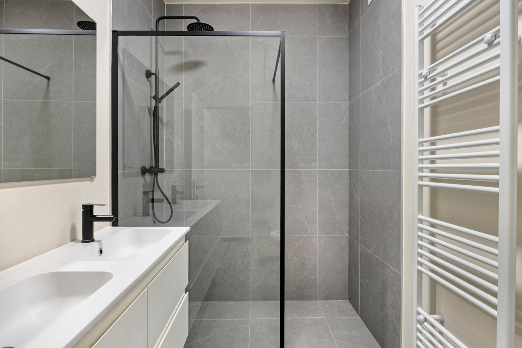 Gerenoveerd appartement met twee slaapkamers en een terras. foto 9