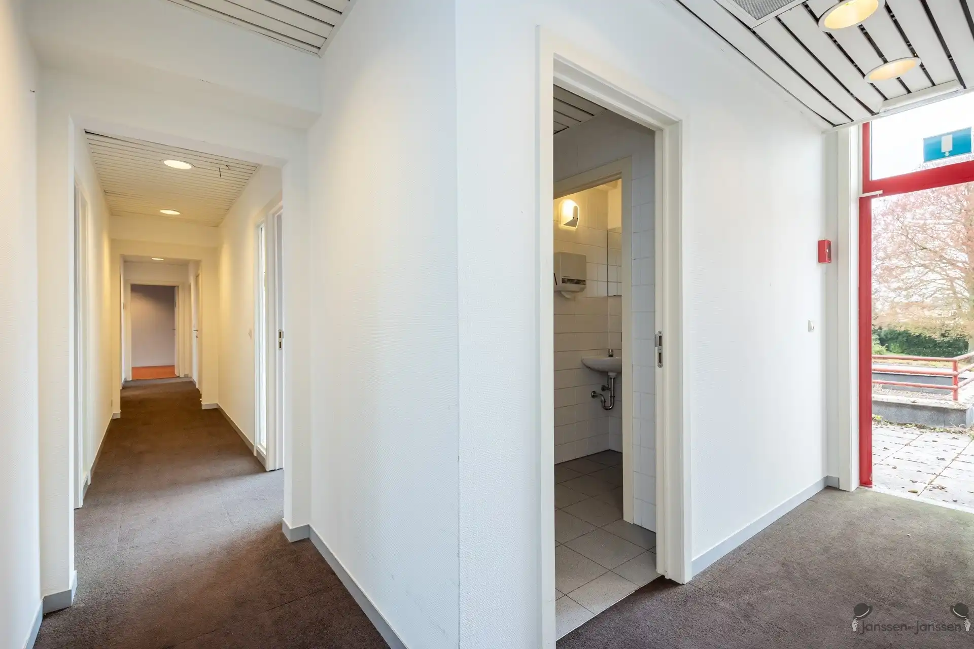 Commercieel gebouw met parkeergelegenheid! foto 26