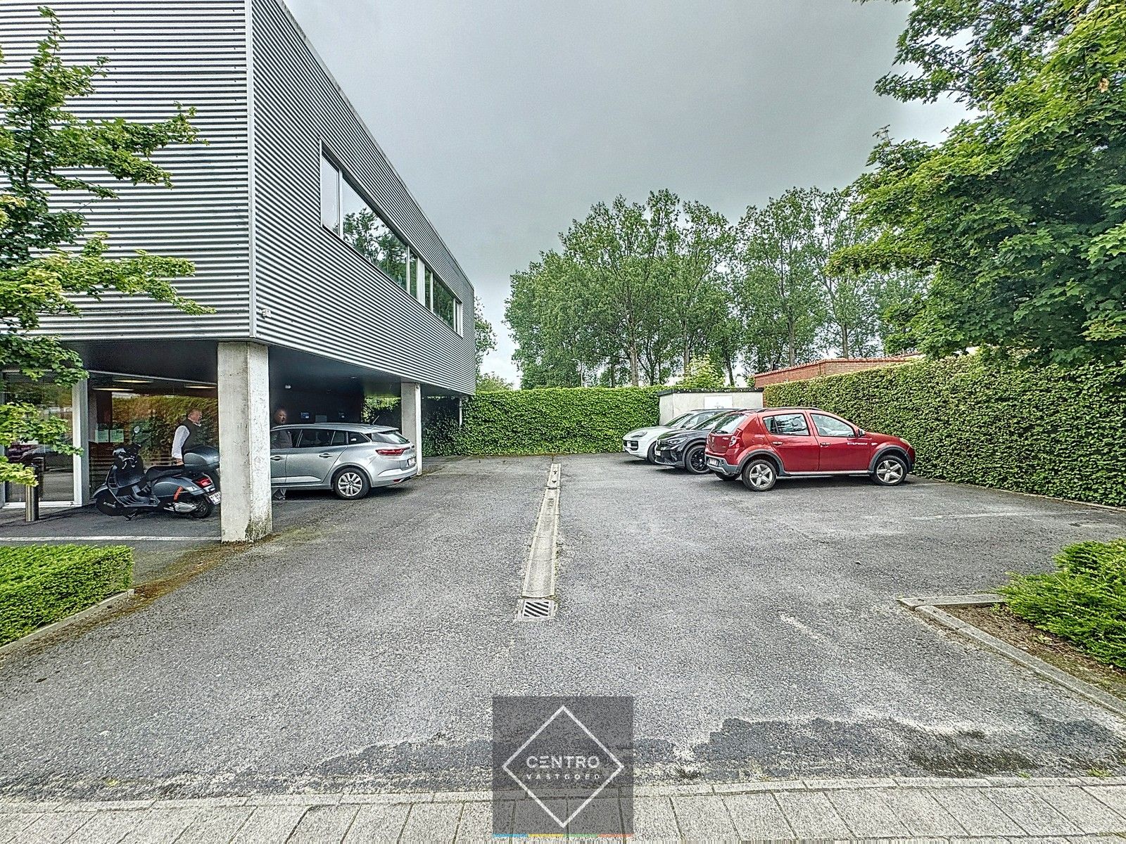 Instapklare KANTOORRUIMTEN (430m2) met 10 private parkeerplaatsen, langs een drukke invalsweg van Brugge! Nog ruime parkeergelegenheid langs de openbare weg. foto 14