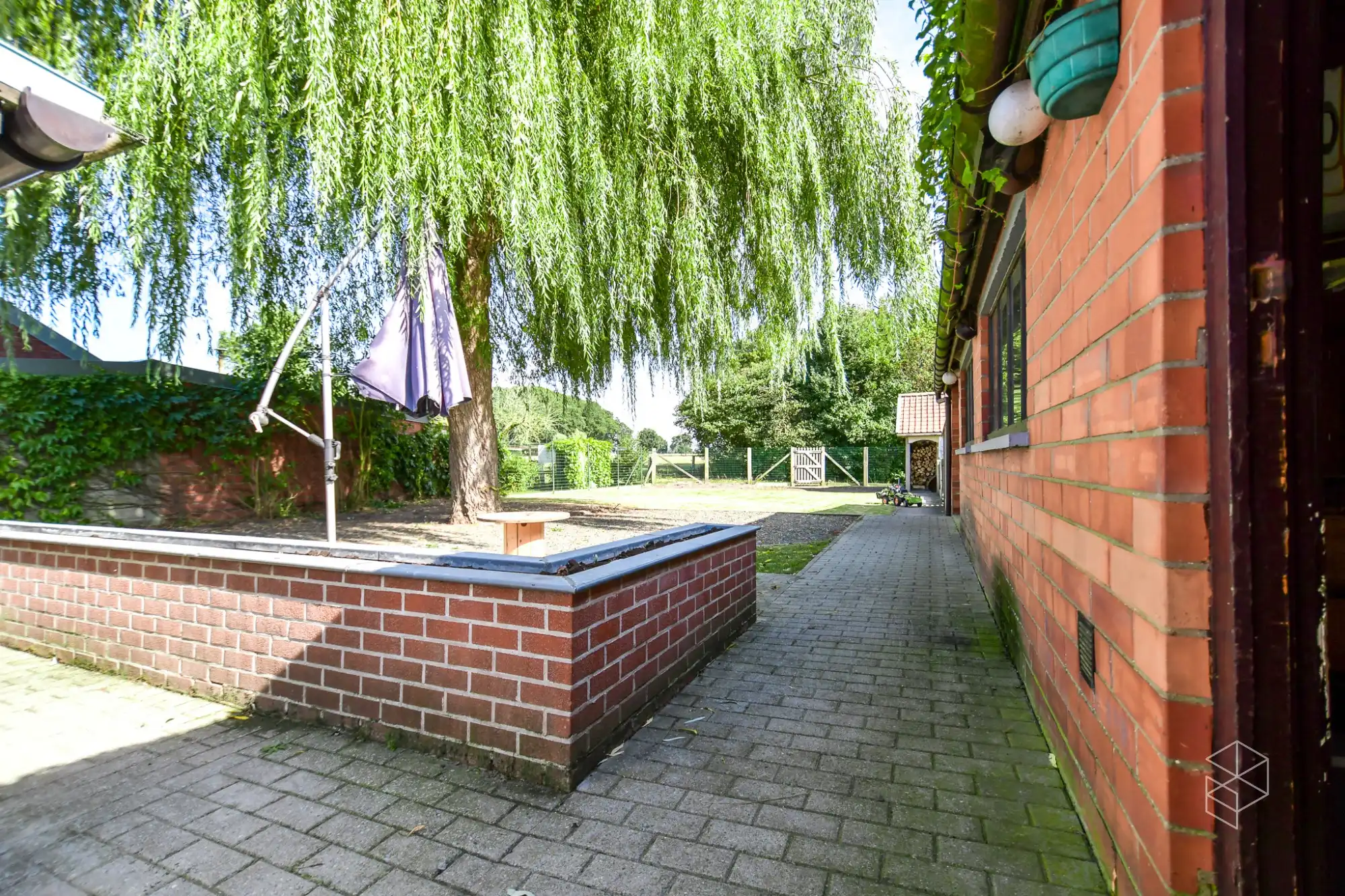 Ruime woning met 3 slaapkamers, inpandige garage en grote tuin foto 6