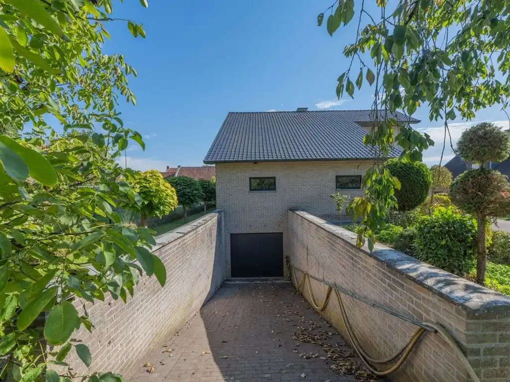 Verrassend ruime vrijstaande woning met inpandige garage foto 7