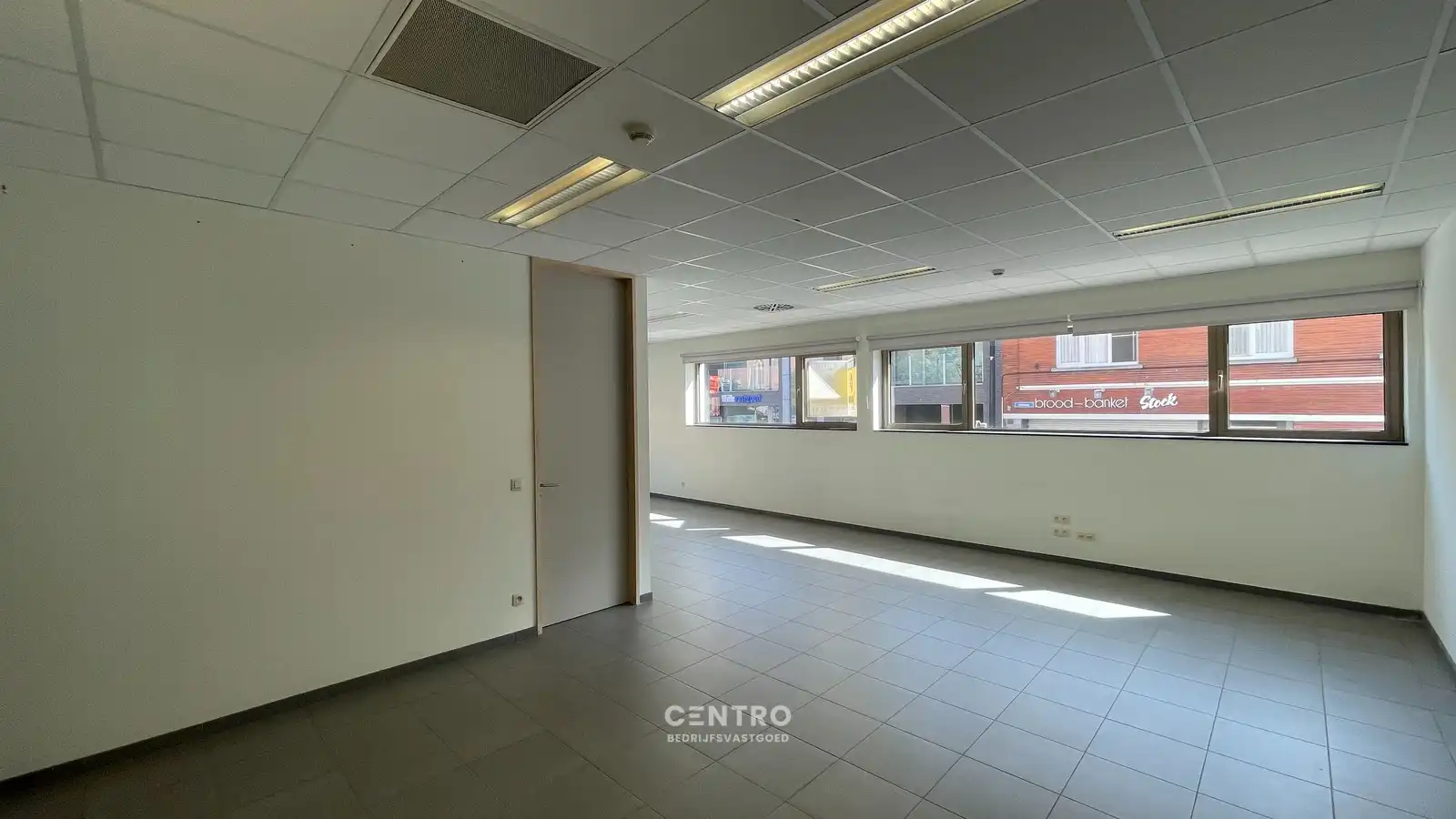 VOLLEDIG VERNIEUWDE en instapklare KANTOORRUIMTE op gelijkvloers (± 55m²)  met UITSTRALING op de markt van Knesselare! Ruime parkeergelegenheid langs de openbare weg. foto 2