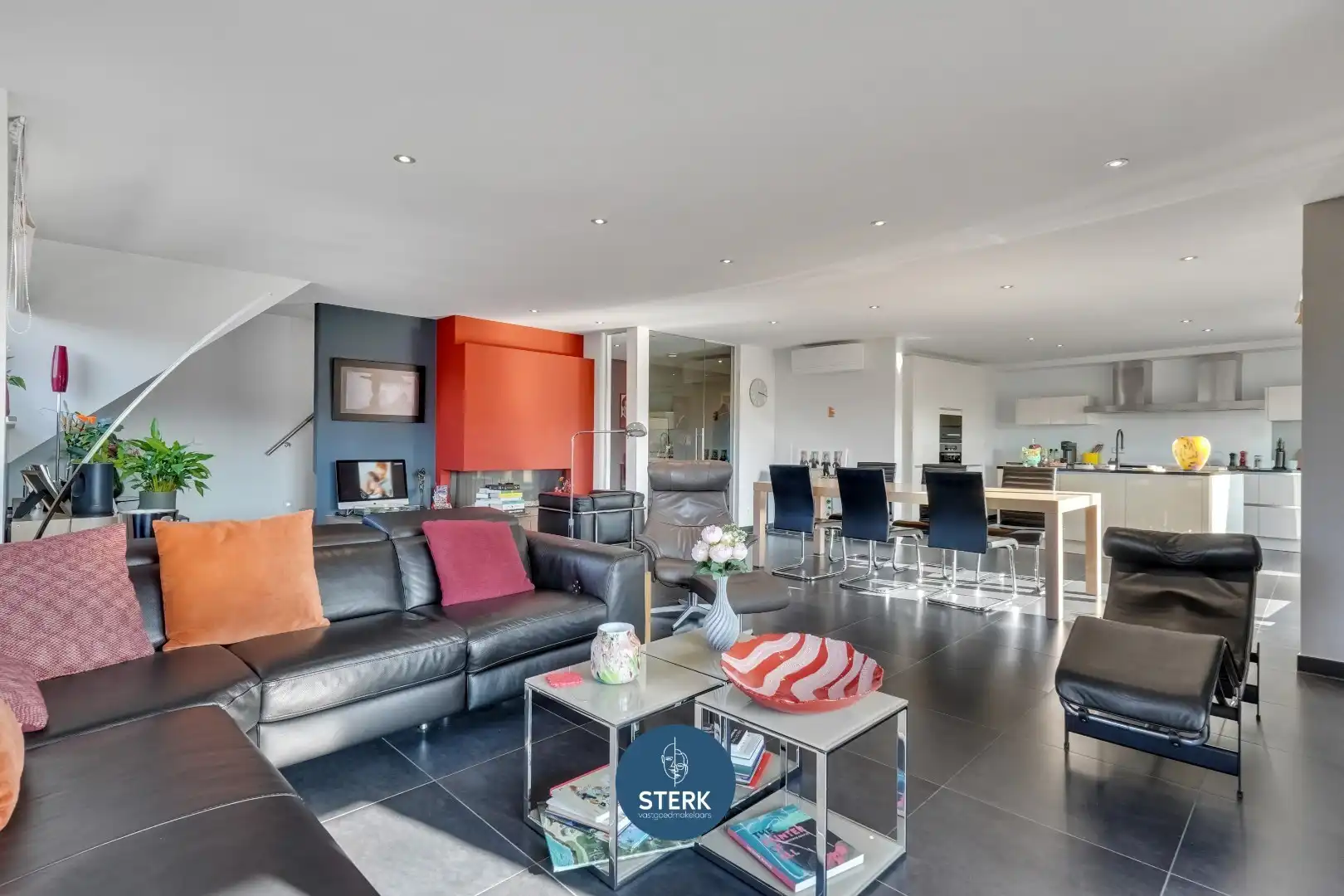 RIANTE DUPLEX MET 5 SLPKS, 2 BADKAMERS EN DUBBELE GARAGE IN CENTRUM LANAKEN ! foto 8