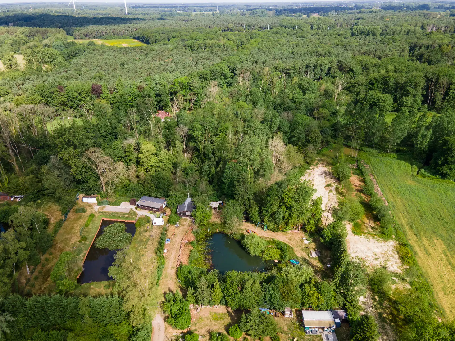 Chalet met 2 slpks op 2.710 m² recreatiegrond in Vorselaar. foto 3