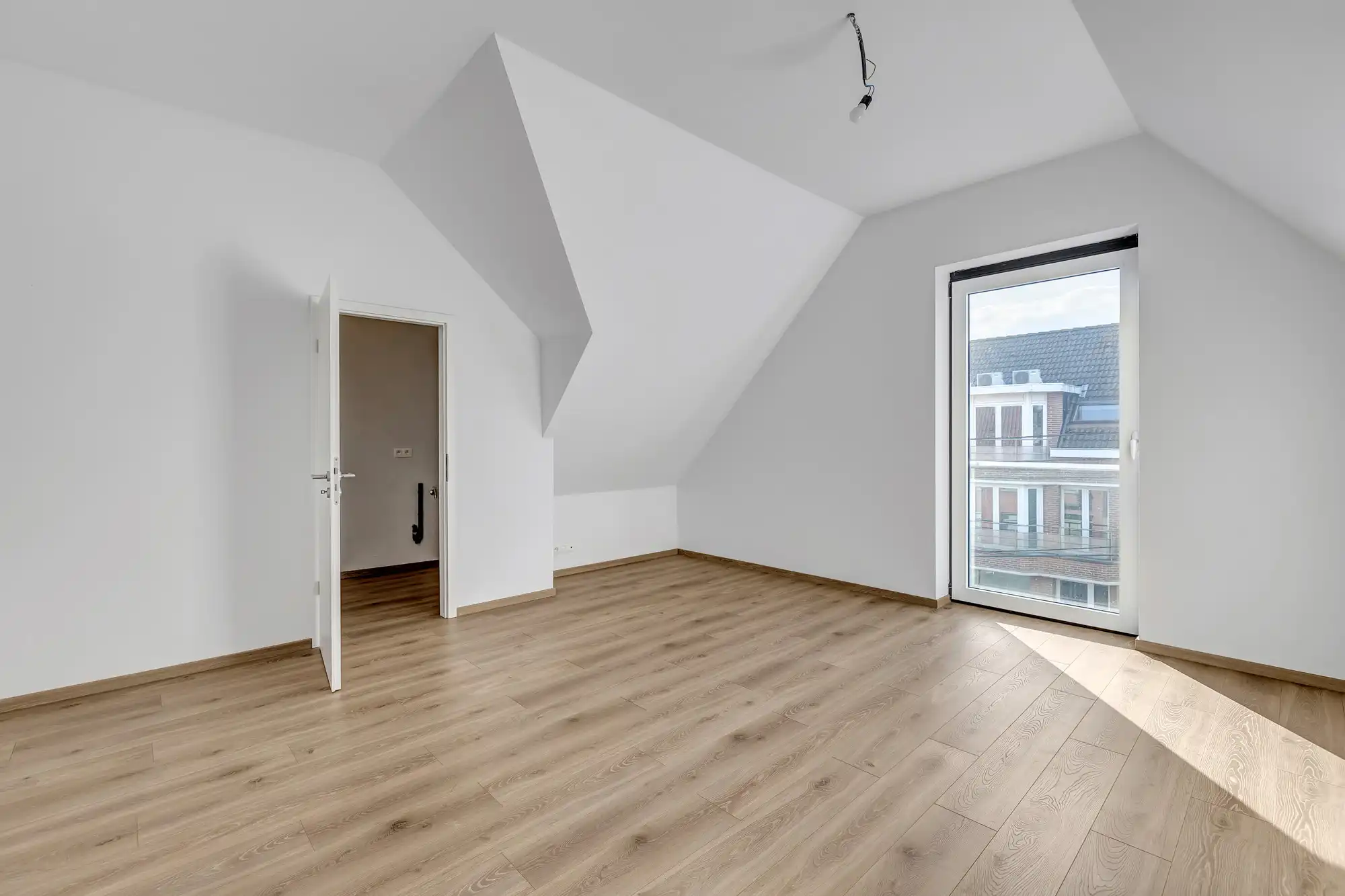 Volledig afgewerkte nieuwbouwwoning met 5 slaapkamers foto 22