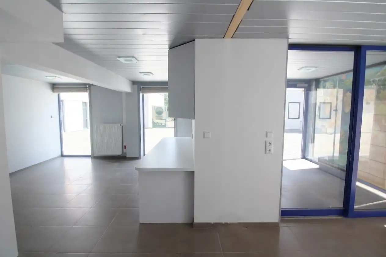 te huur Maldegem – uitstekend gelegen winkel-, kantoor- of praktijkruimte van ca.99m² foto 4