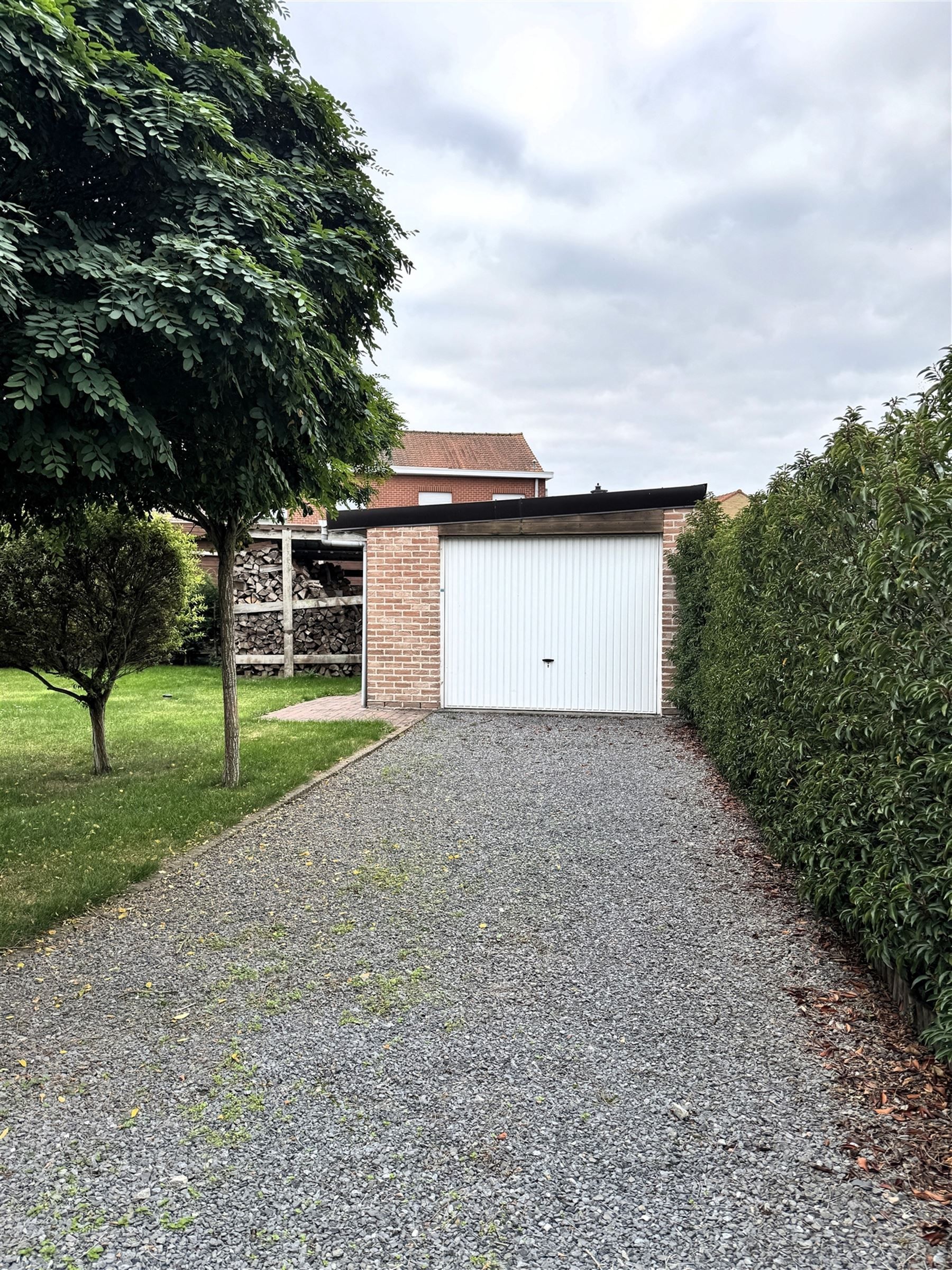 Instapklare gezinswoning met twee garages en grote tuin in Vichte foto 18