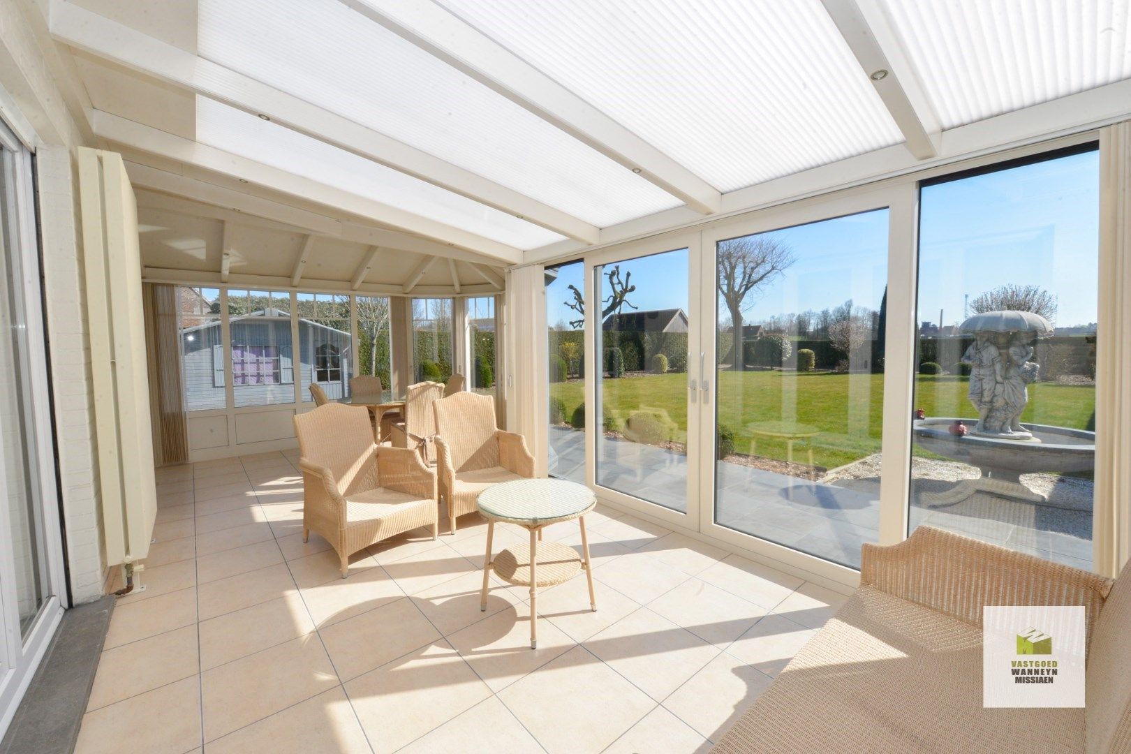 Verzorgde villa met 4slpk, zuidgerichte tuin en garage op 1.360m2 aan de rand van de Lakebossen foto 6