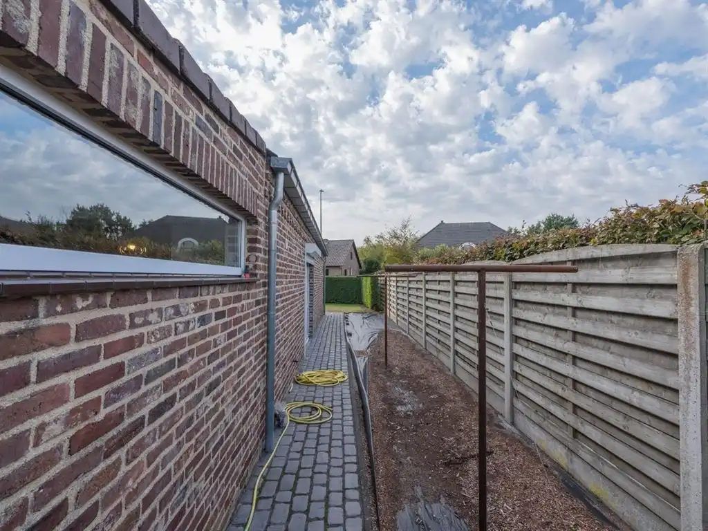 Gezellige, instapklare gezinswoning op riant perceel foto 8