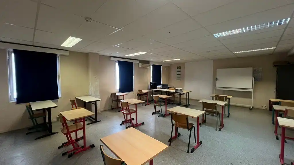 Verwarmd magazijn met kantoren te huur in Industriepark-Drongen foto 11