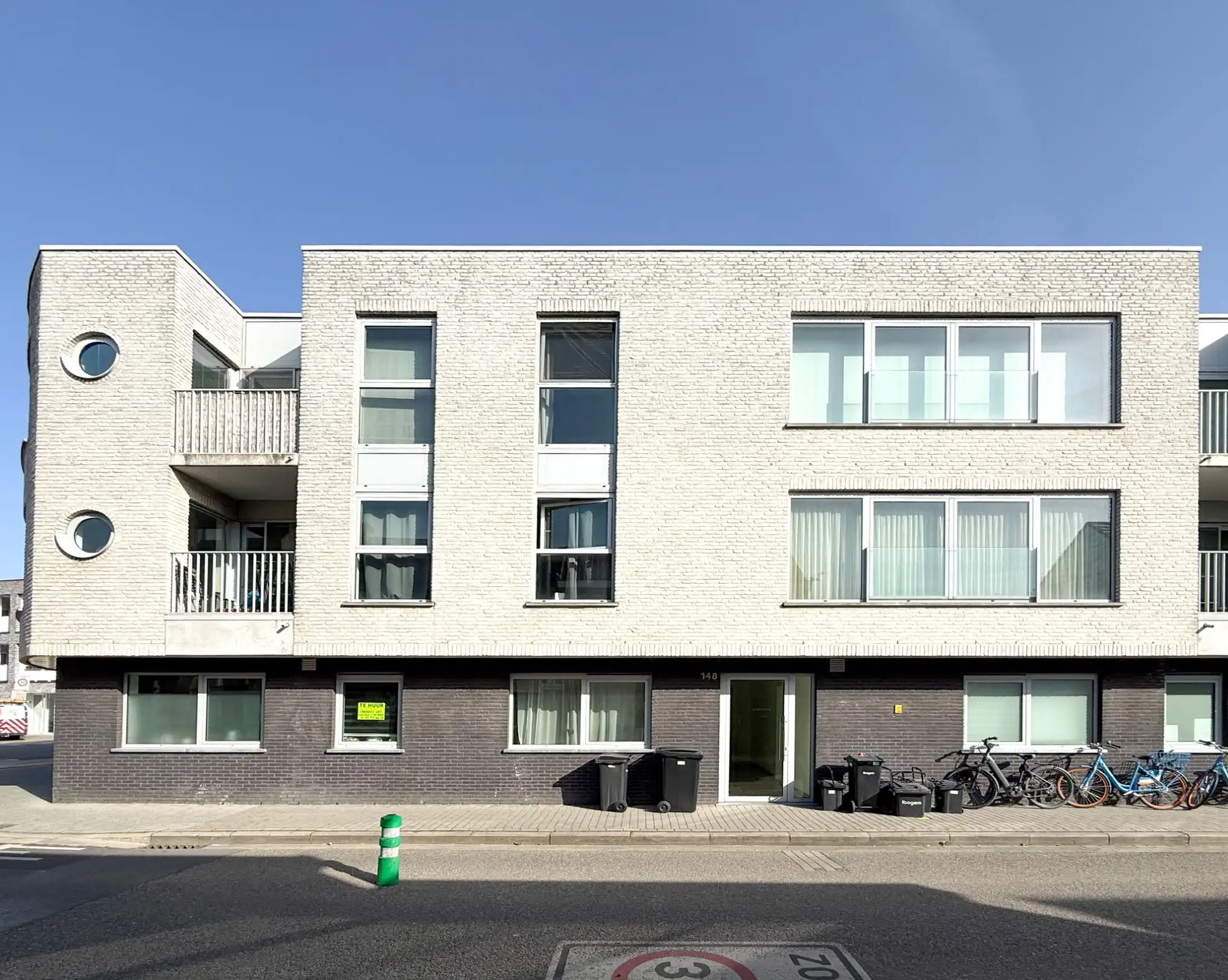 Gelijkvloers appartement met 2 slaapkamers en autostaanplaats foto 2