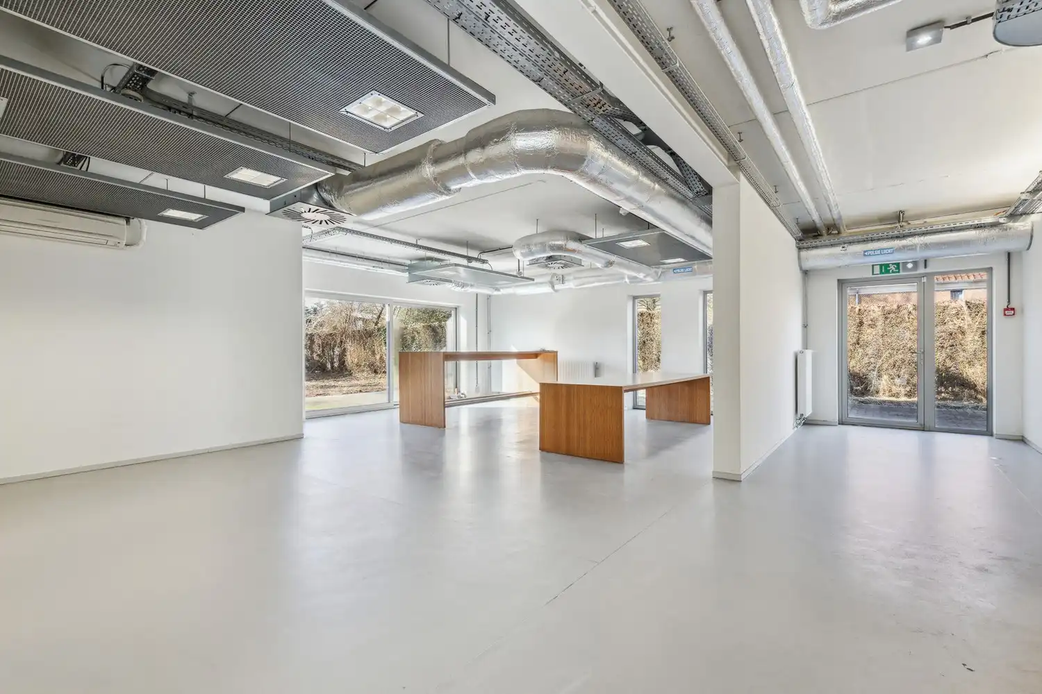 Veelzijdig kantoorgebouw met ruime parking op 2433 m² foto 7