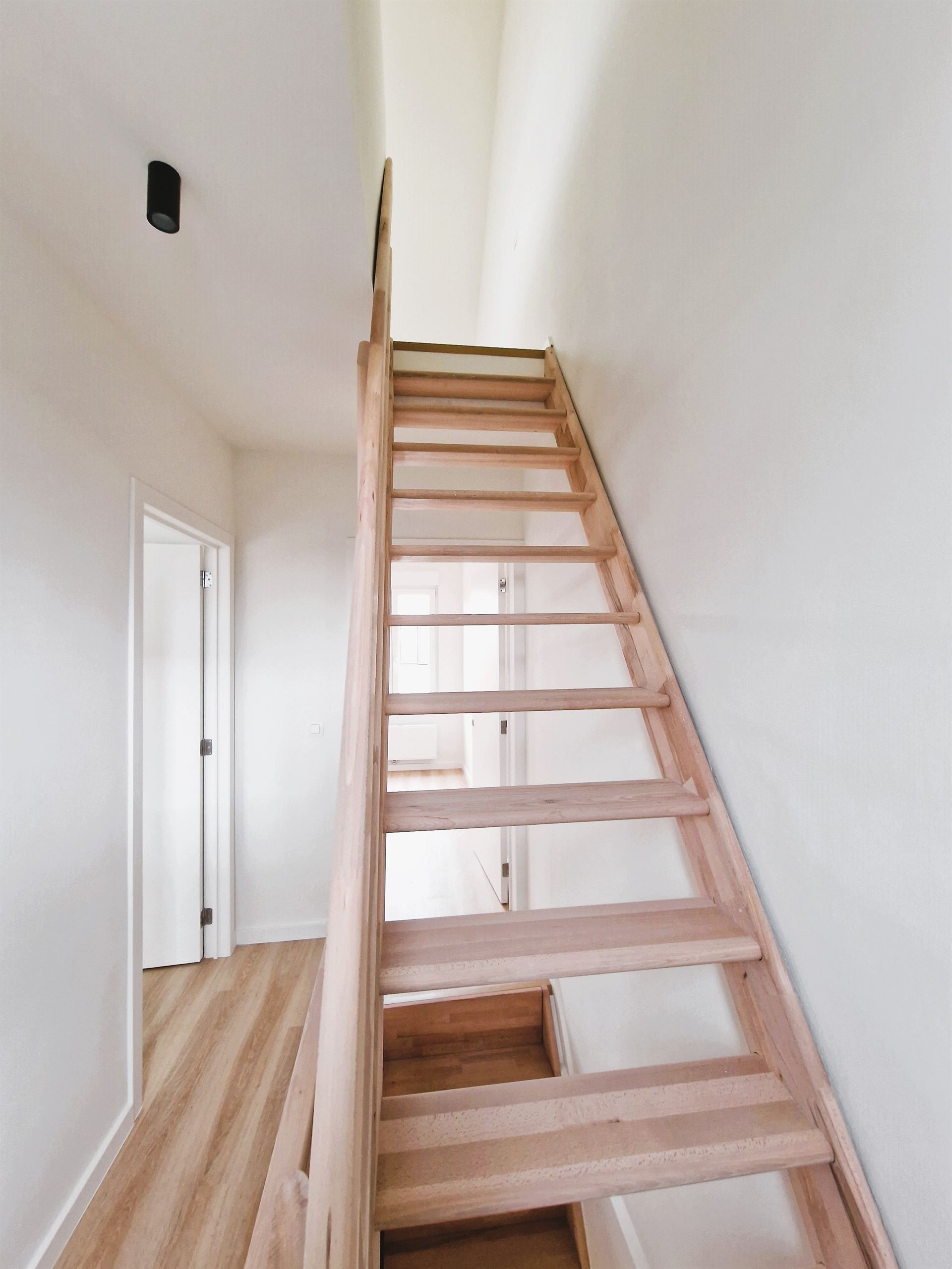 Gerenoveerde woning met 2 slpk en tuin foto 13