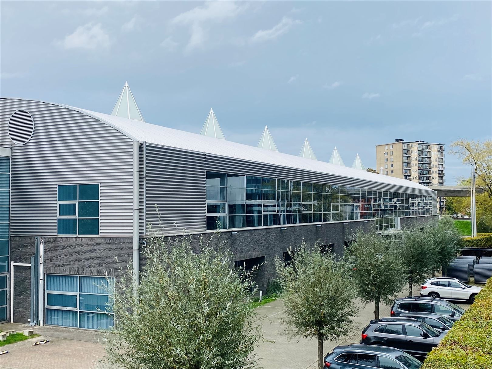 Vernieuwde technieken - Aan op- en afrit Gent Zuid - 815m² of 926m² foto {{pictureIndex}}