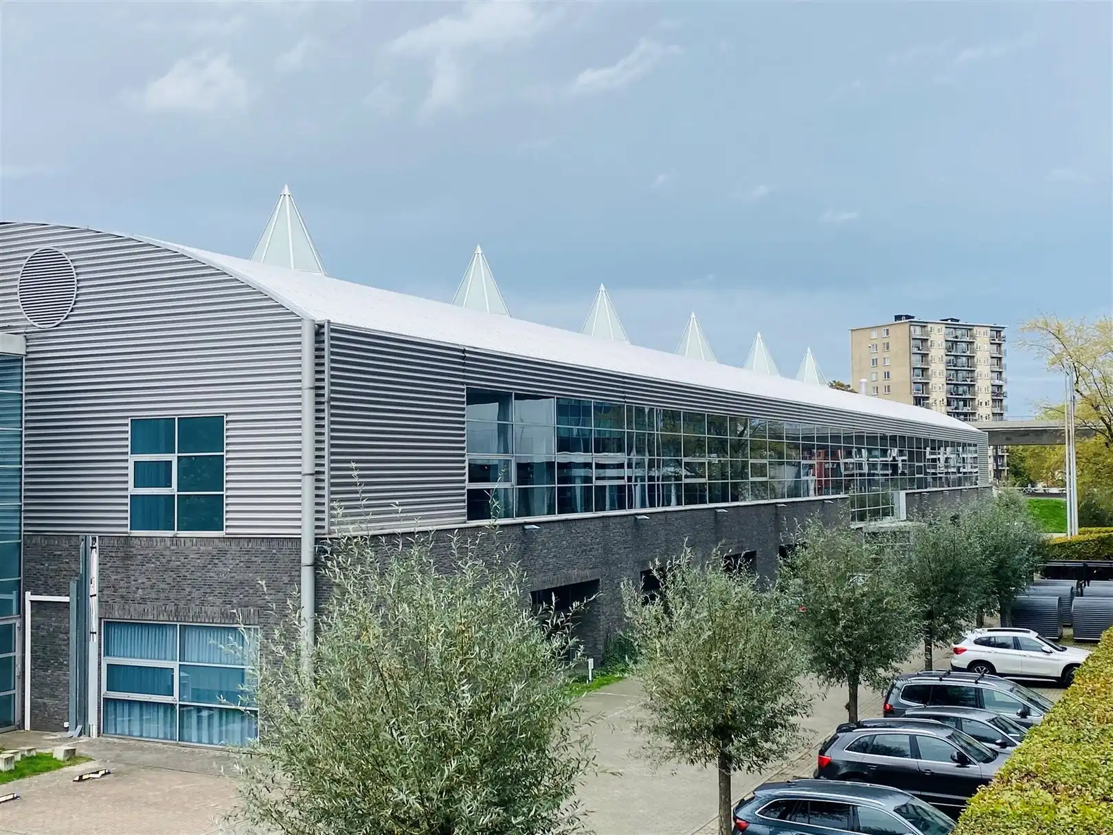 Vernieuwde technieken - Aan op- en afrit Gent Zuid - 815m² of 926m² foto {{pictureIndex}}