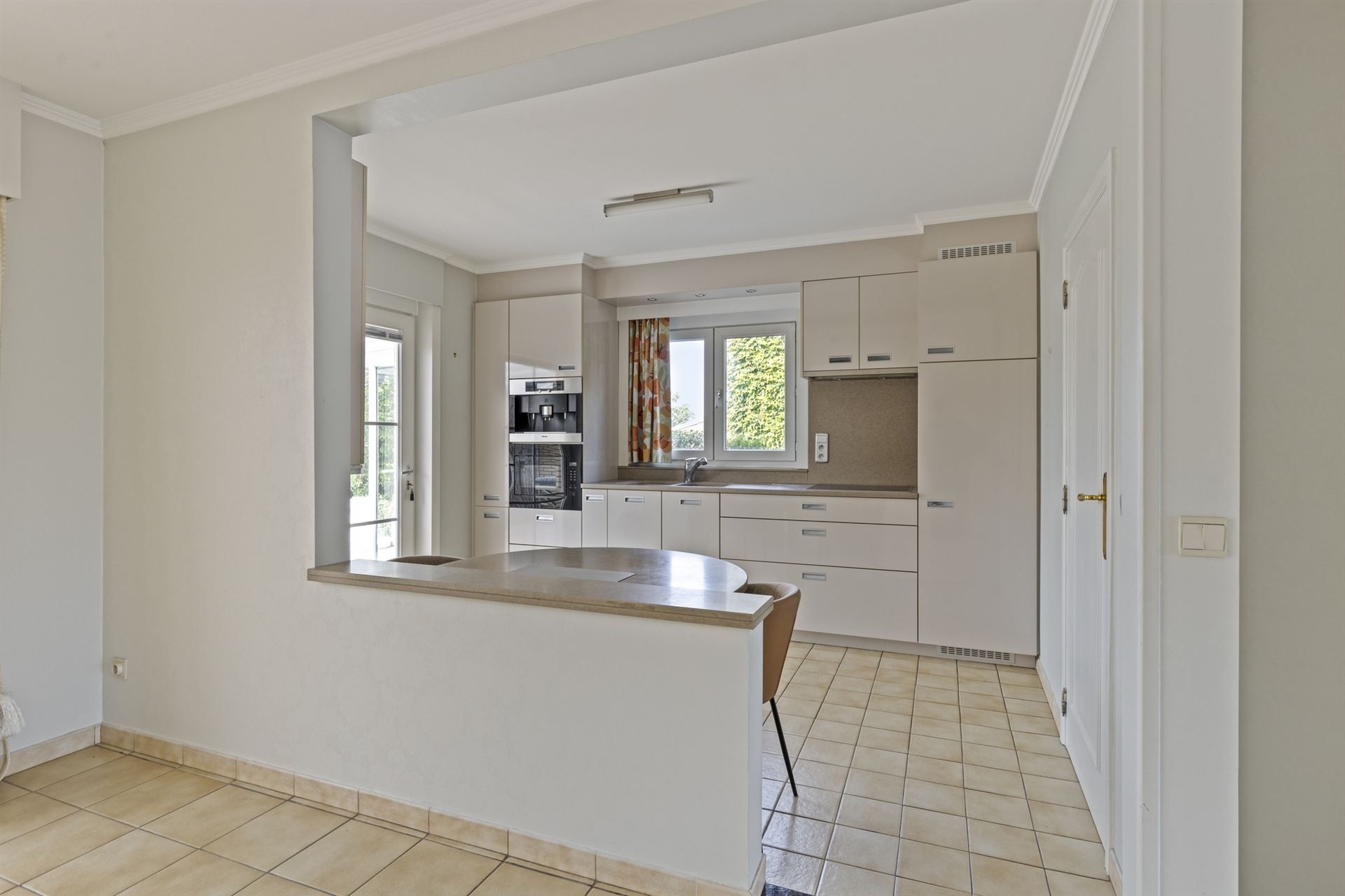 Woning met grote tuin, 3 slpks., veel licht en grote garage. foto 6