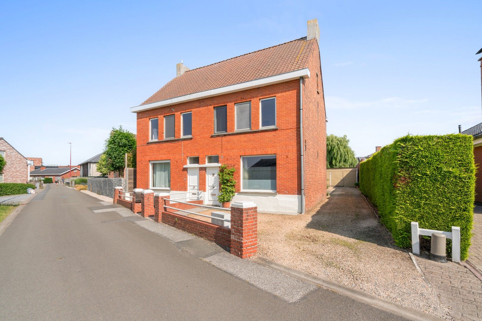 Halfopen woning met tuin en garages in het centrum van Nevele! foto 3