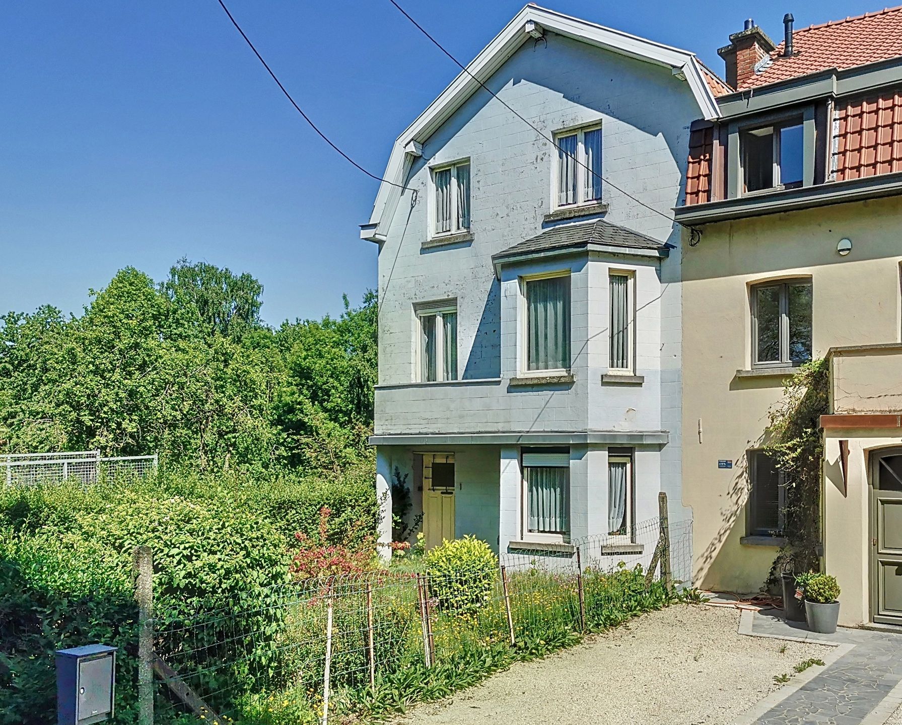 Hoofdfoto van de publicatie: Mooi huis om te renoveren, vlakbij het Dumontplein.