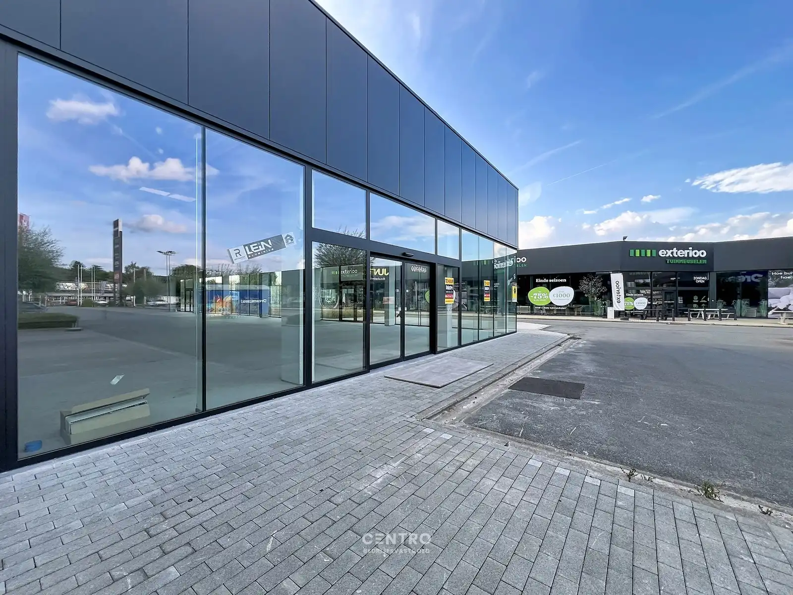 Vernieuwde baanwinkel (450m²) te huur in hét bruisende MAMMOETCENTER van Roeselare ! foto 6