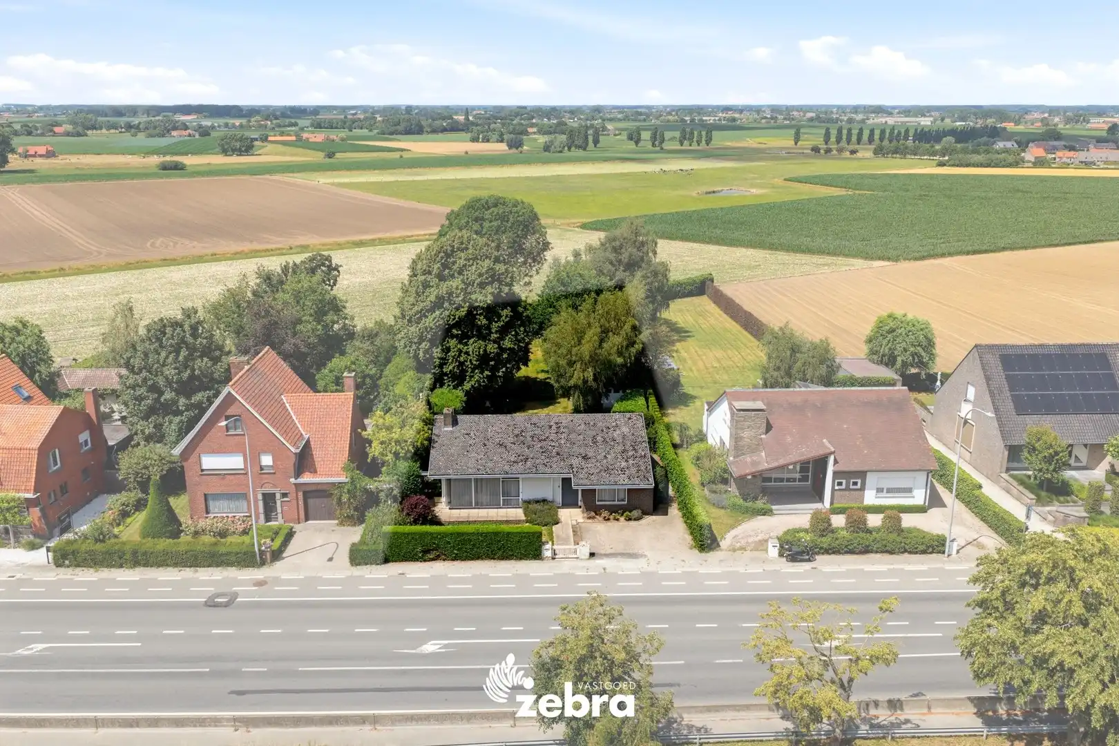 Hoofdfoto van de publicatie: Te renoveren woning op een uitzonderlijk ruim perceel nabij het centrum van Tielt!