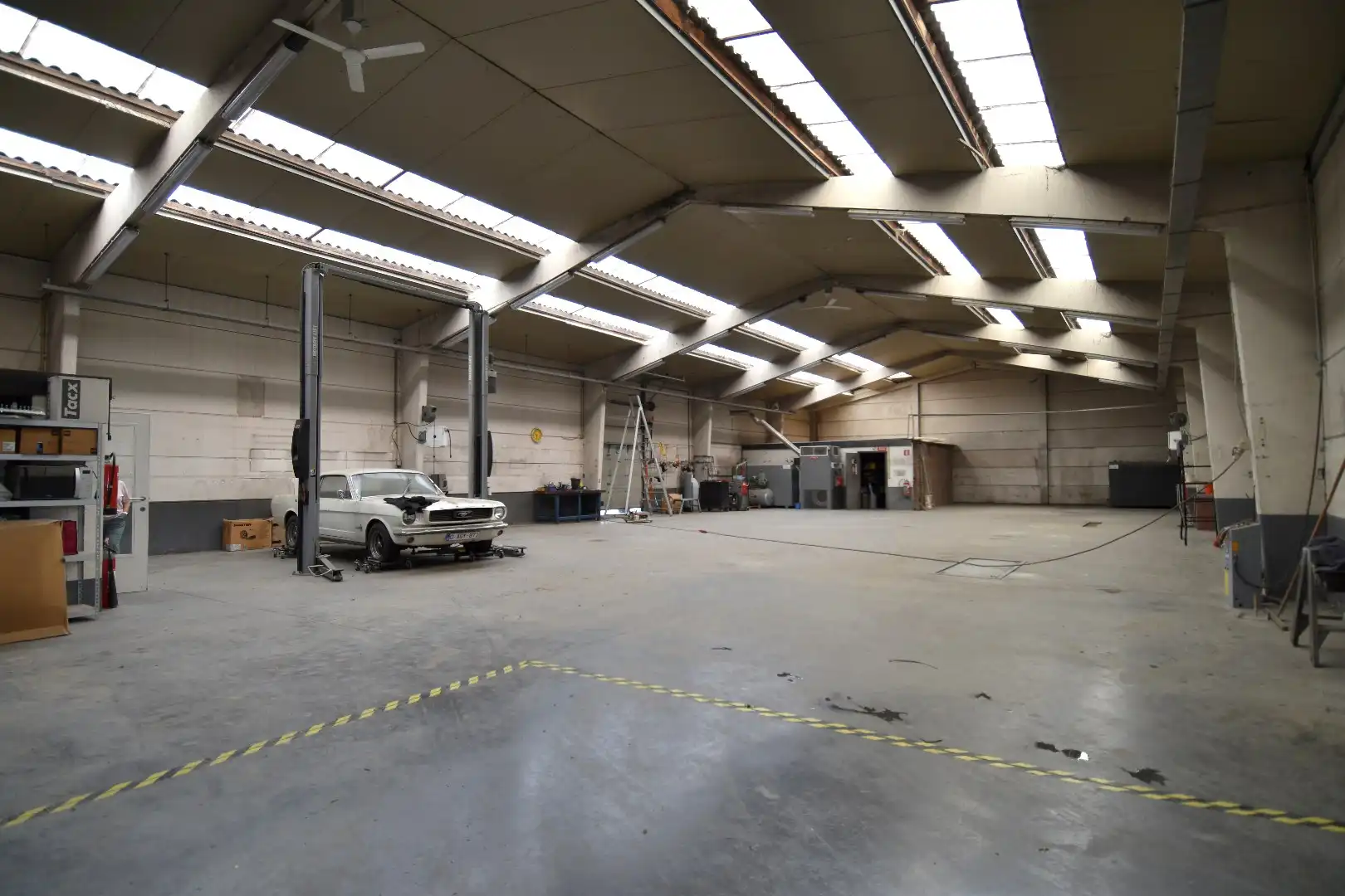 Loods met alleenstaande woning te koop in Bellegem op een perceel van 6.855 m² foto 2
