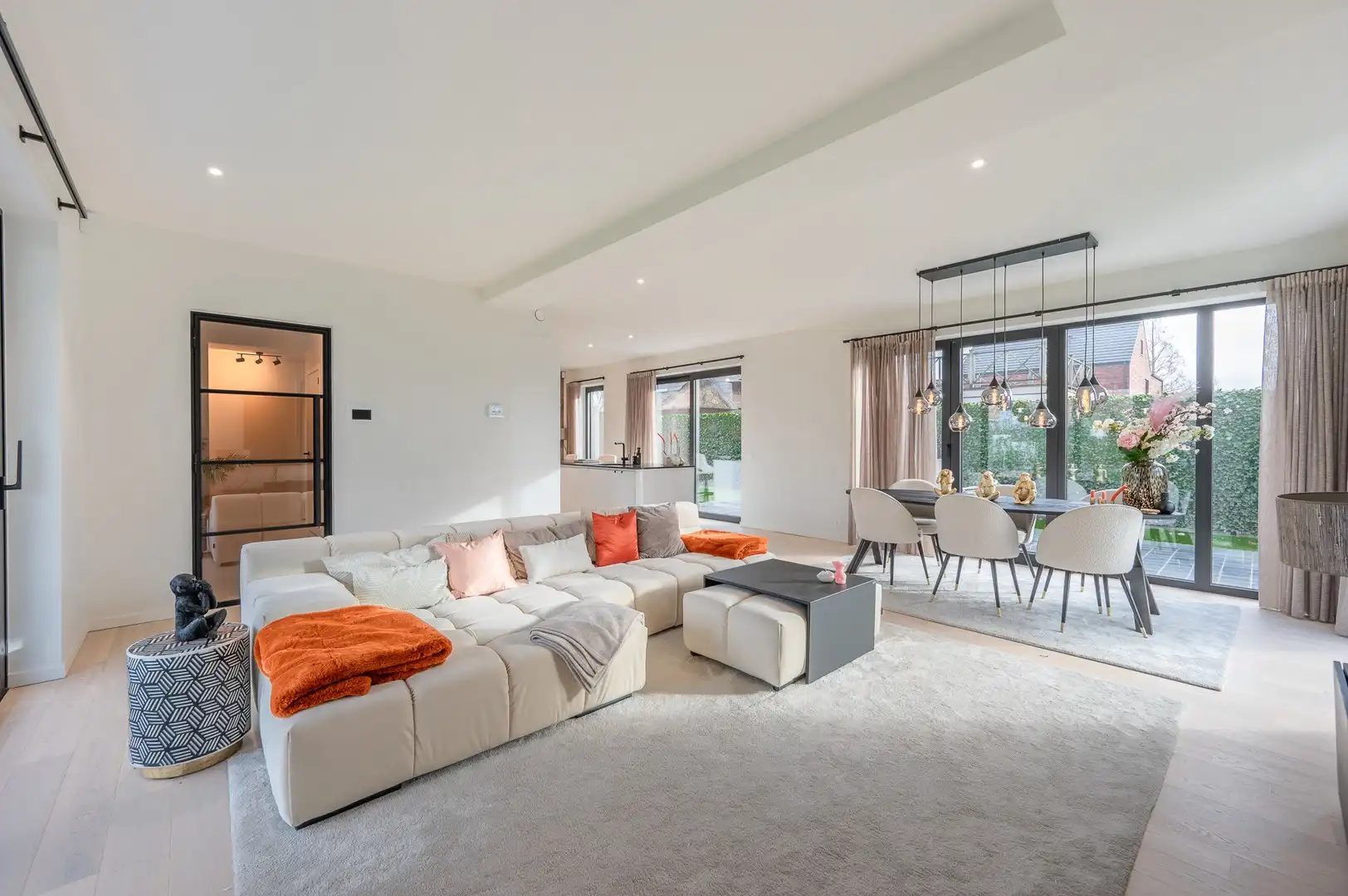 Alleenstaande moderne villa gelegen in een rustige residentiële omgeving te Knokke foto {{pictureIndex}}