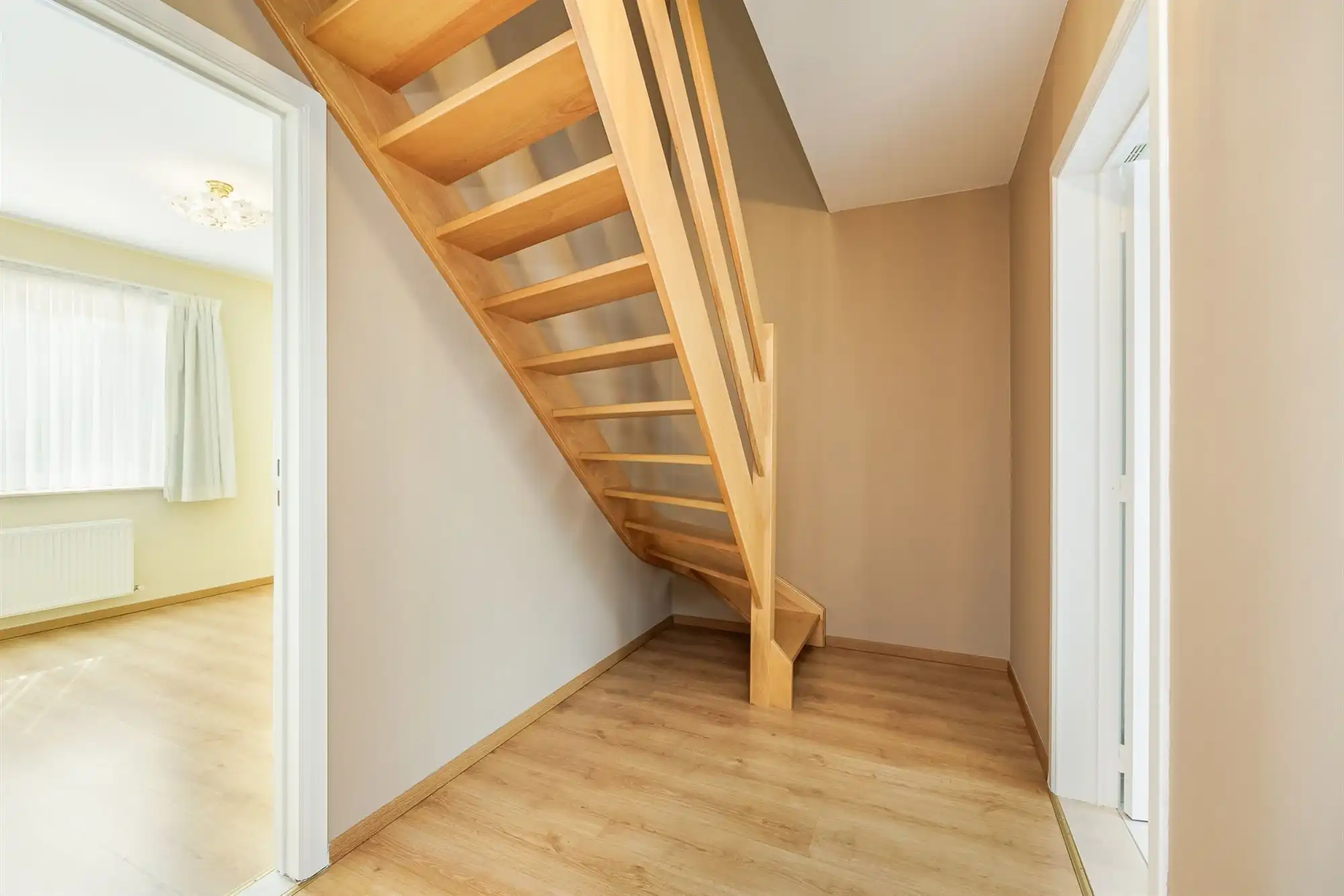Instapklare ruime woning met 4 slpkmrs. en tuin foto 16