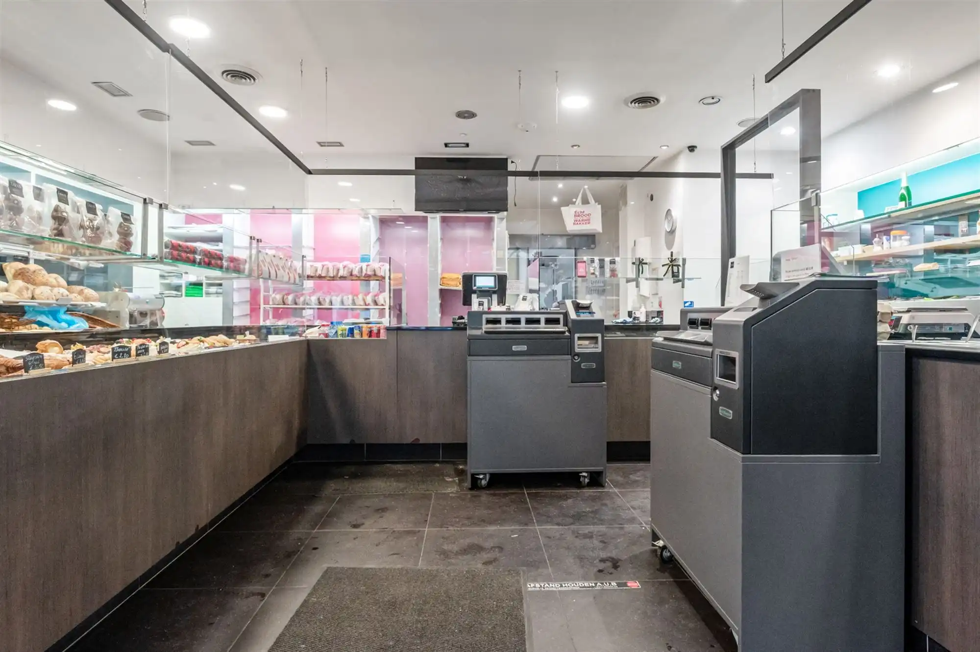 Opbrengsteigendom in handelshart van Merksem aan het plein! foto 16